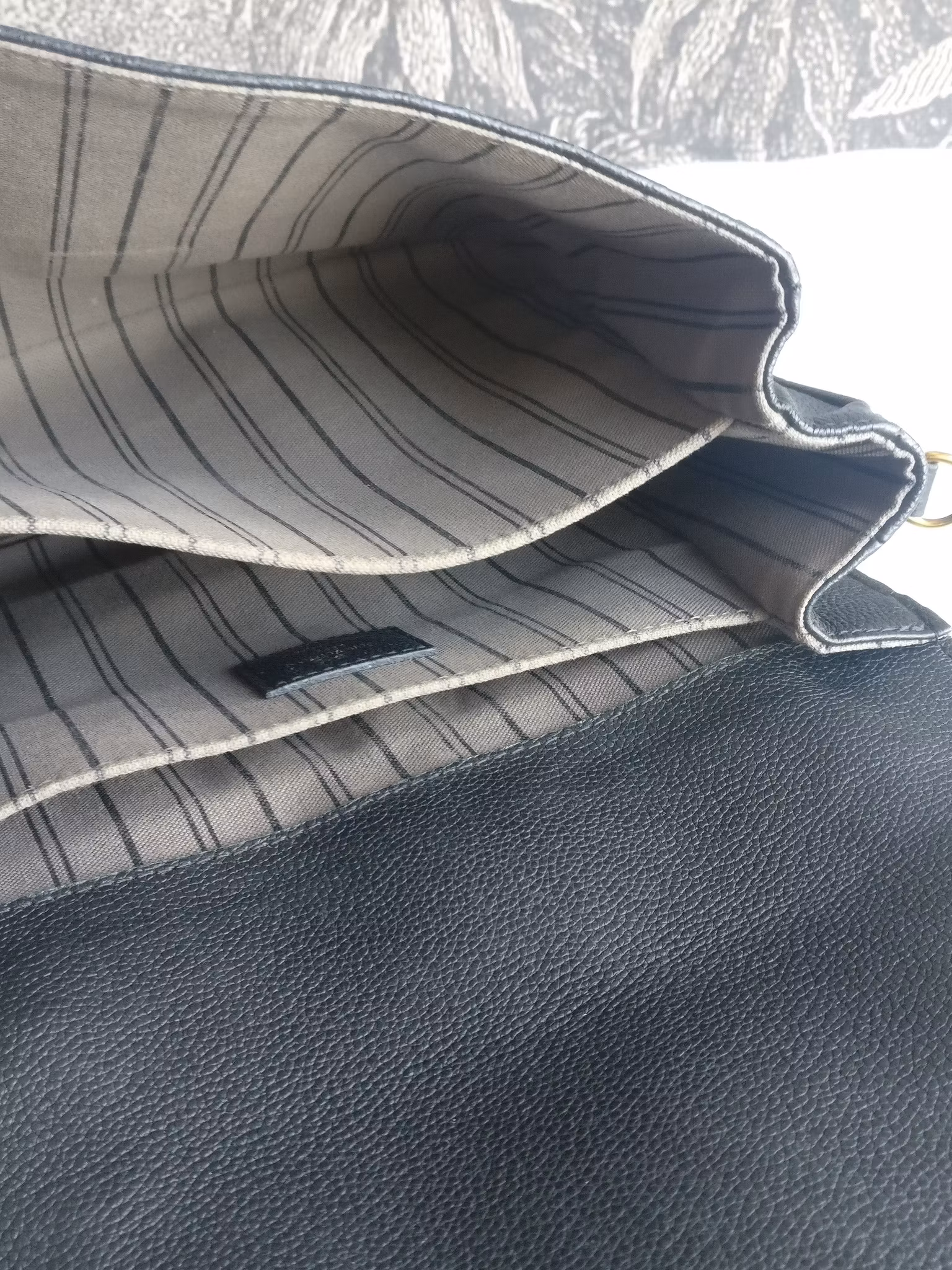 Louis Vuitton Pochette Metis black empreinte