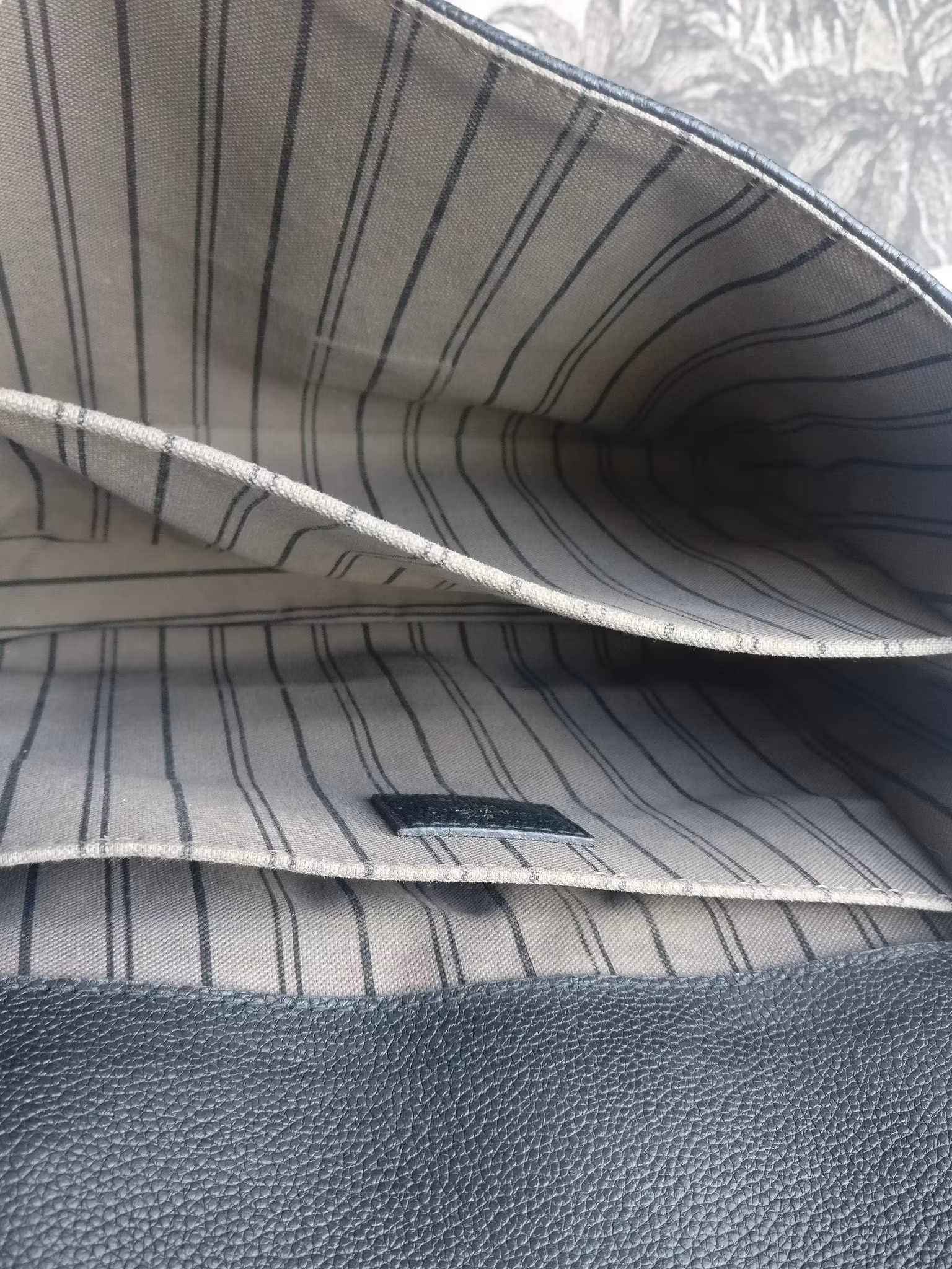 Louis Vuitton Pochette Metis black empreinte