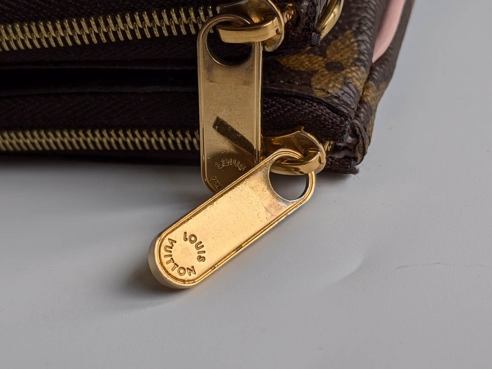 Louis Vuitton  Double Zip Pochette Illustre