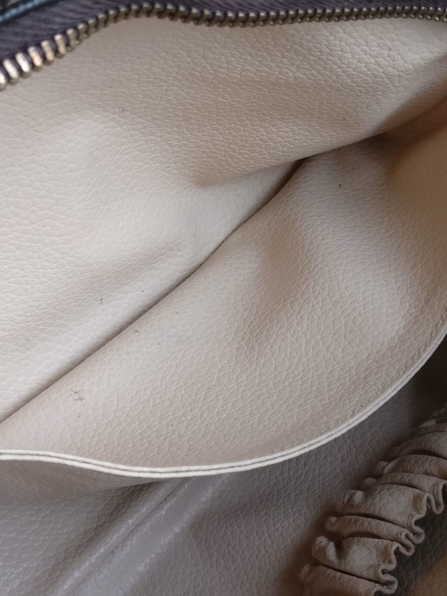 Louis Vuitton Trousse Toilette 23