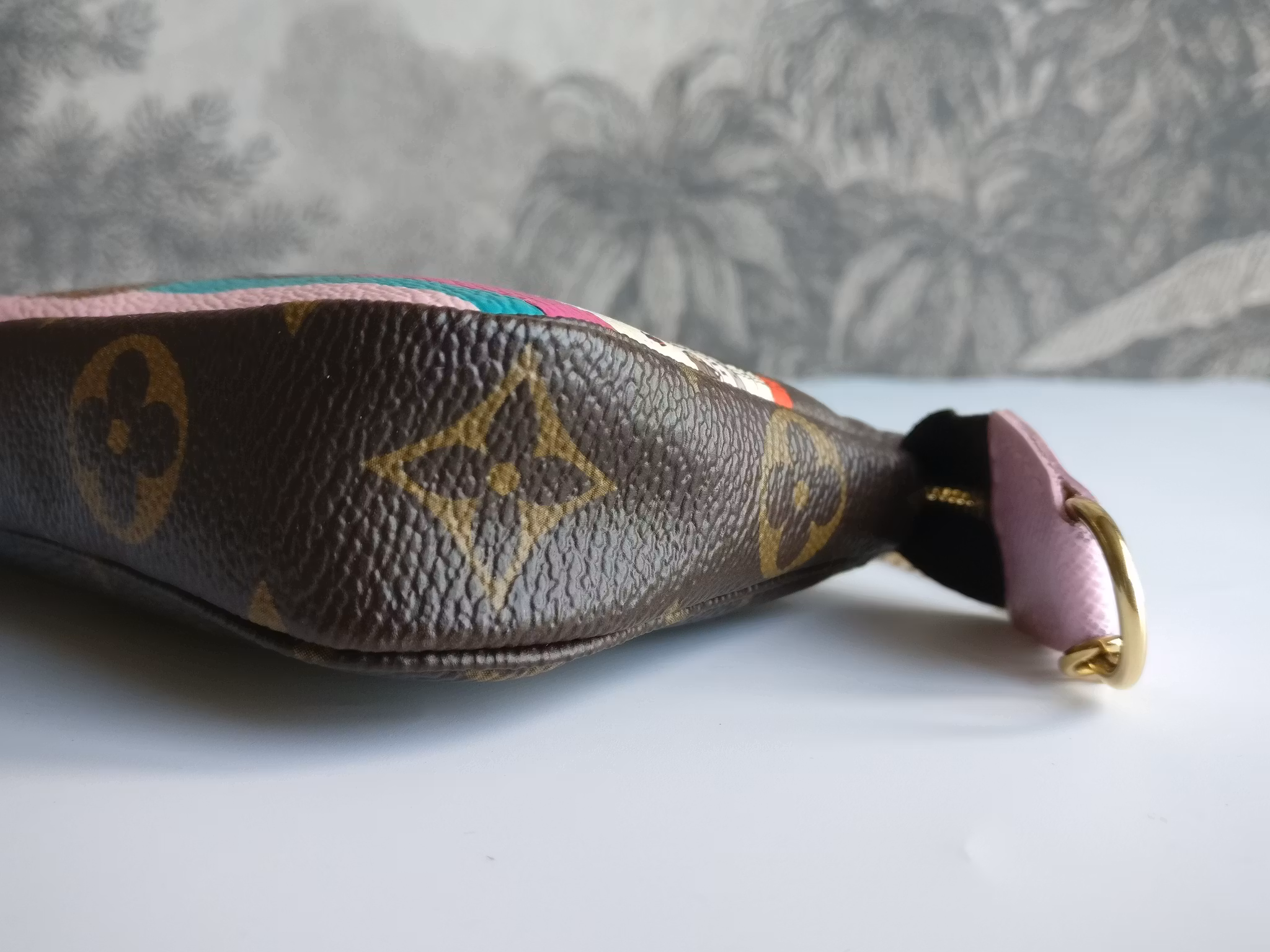 Louis Vuitton Mini Pochette Illustre