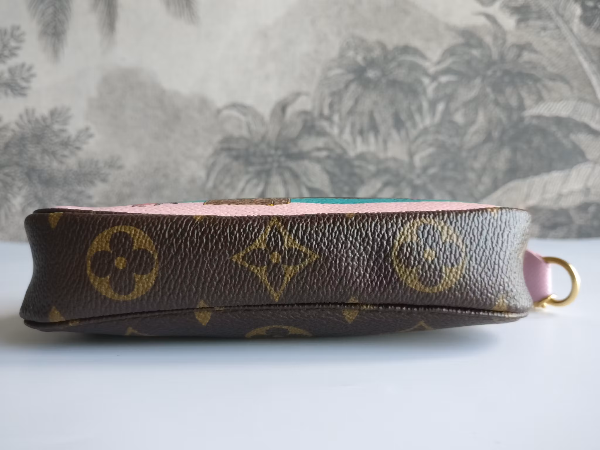 Louis Vuitton Mini Pochette Illustre