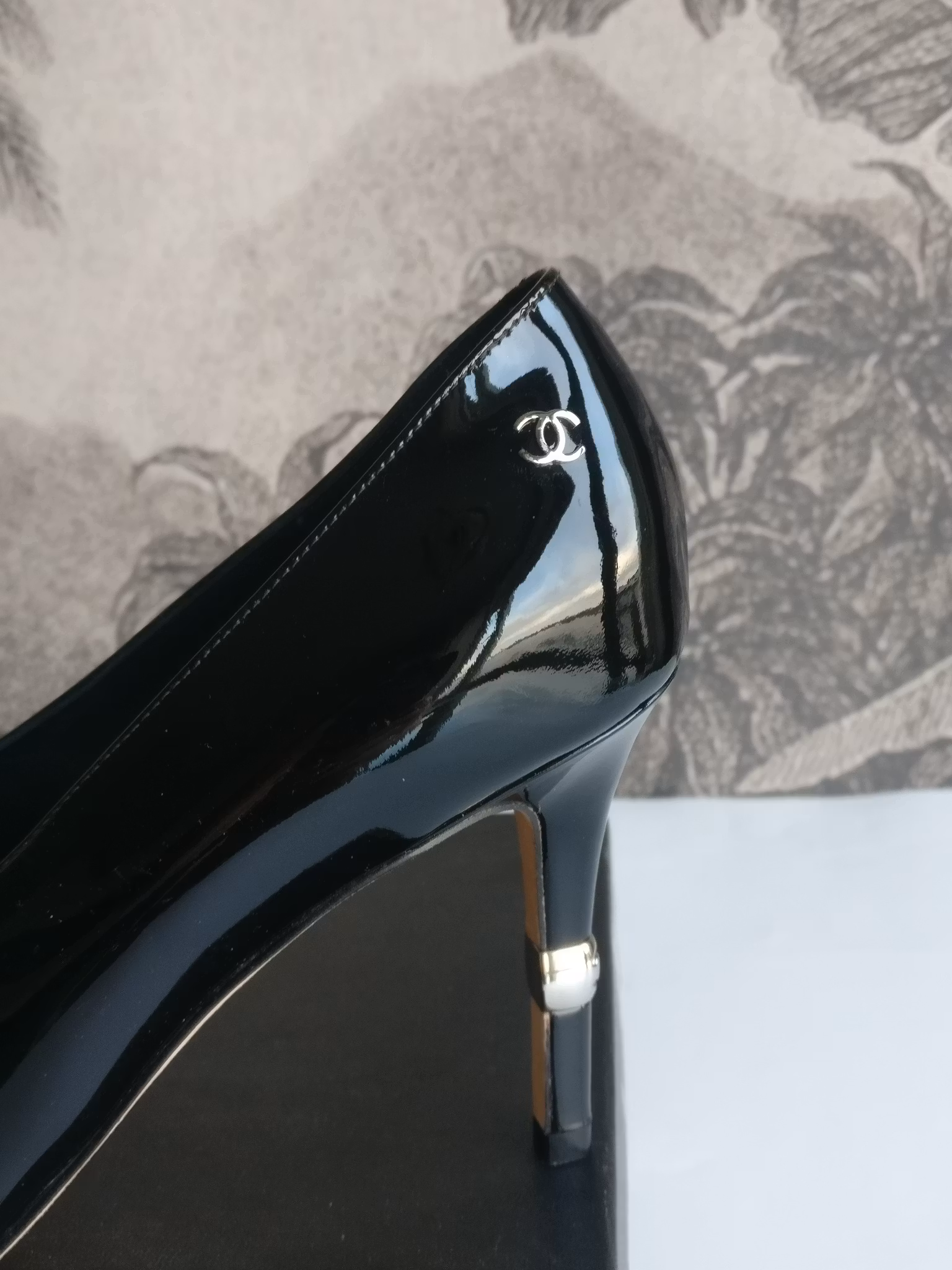Chanel patent calfskin heels 39 1/2 C