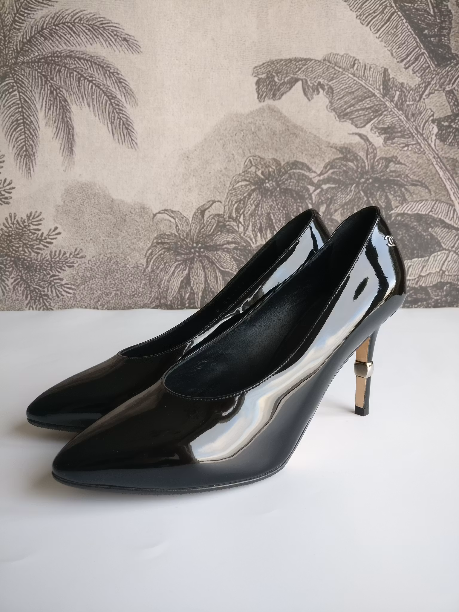 Chanel patent calfskin heels 39 1/2 C