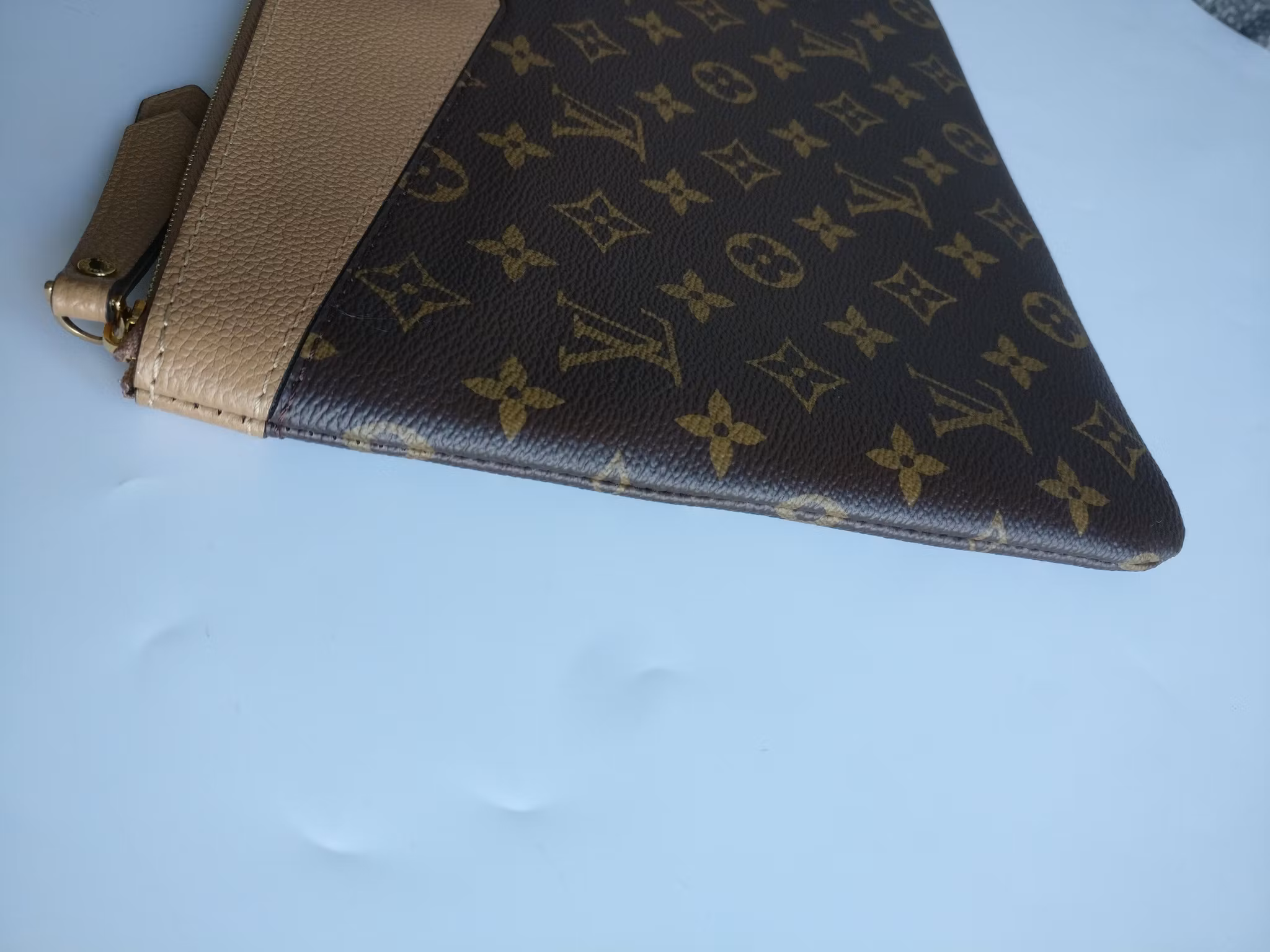 Louis Vuitton Daily pouch sesame