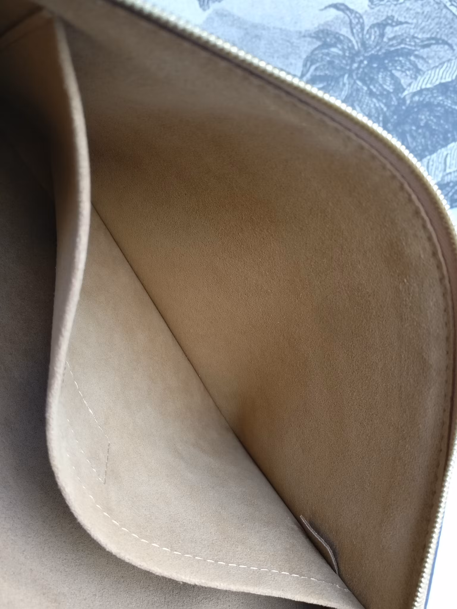 Louis Vuitton Daily pouch sesame
