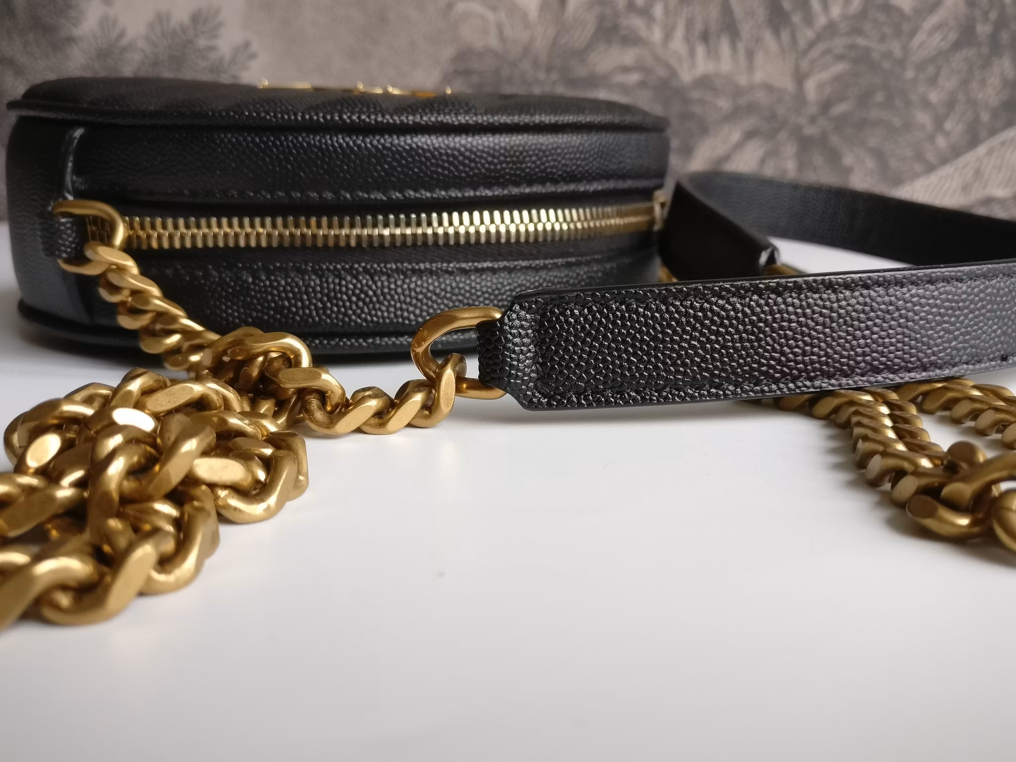 Saint Laurent Round Bag grain de poudre