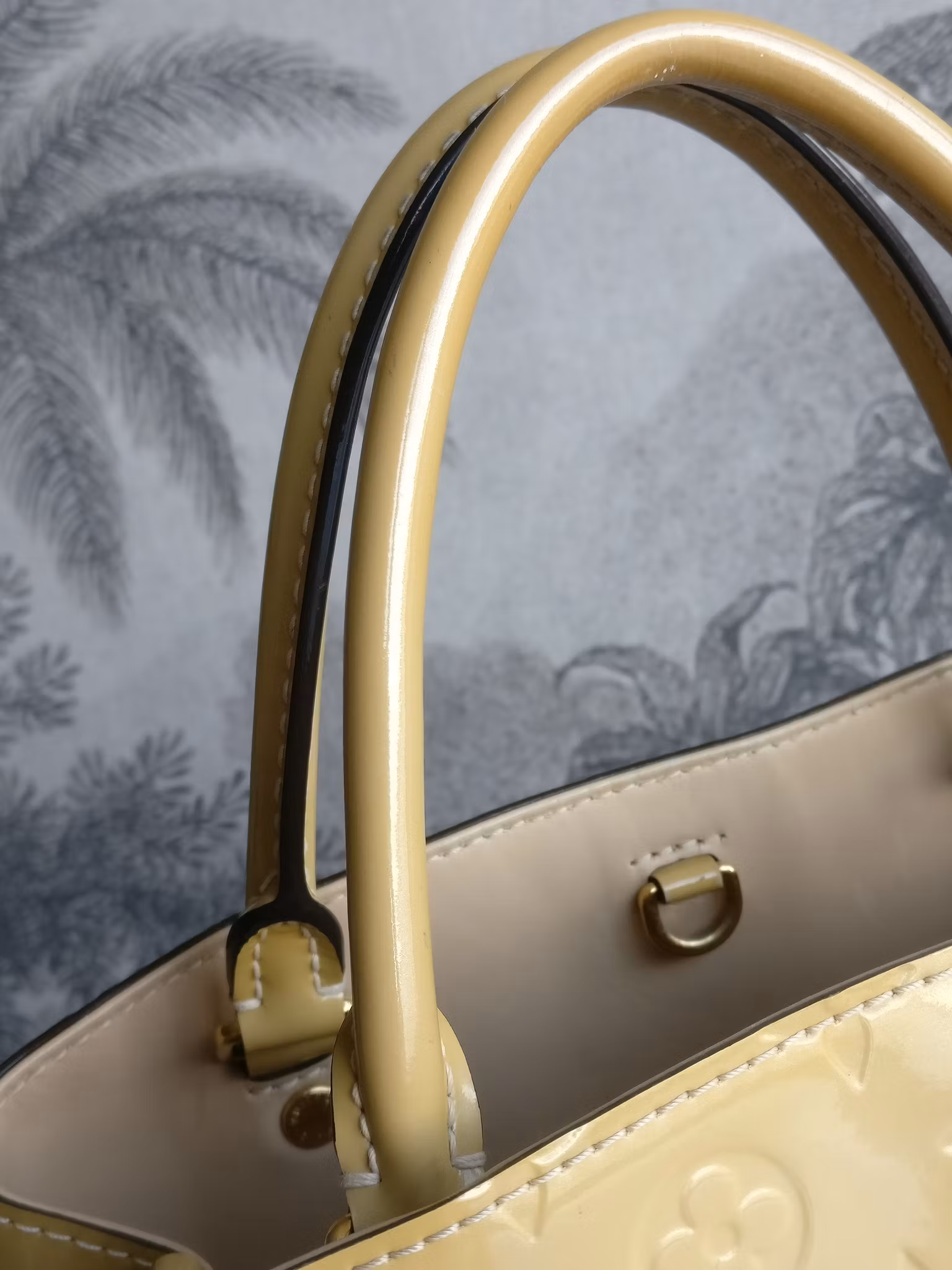 Louis Vuitton Montaigne MM vernis warm beige