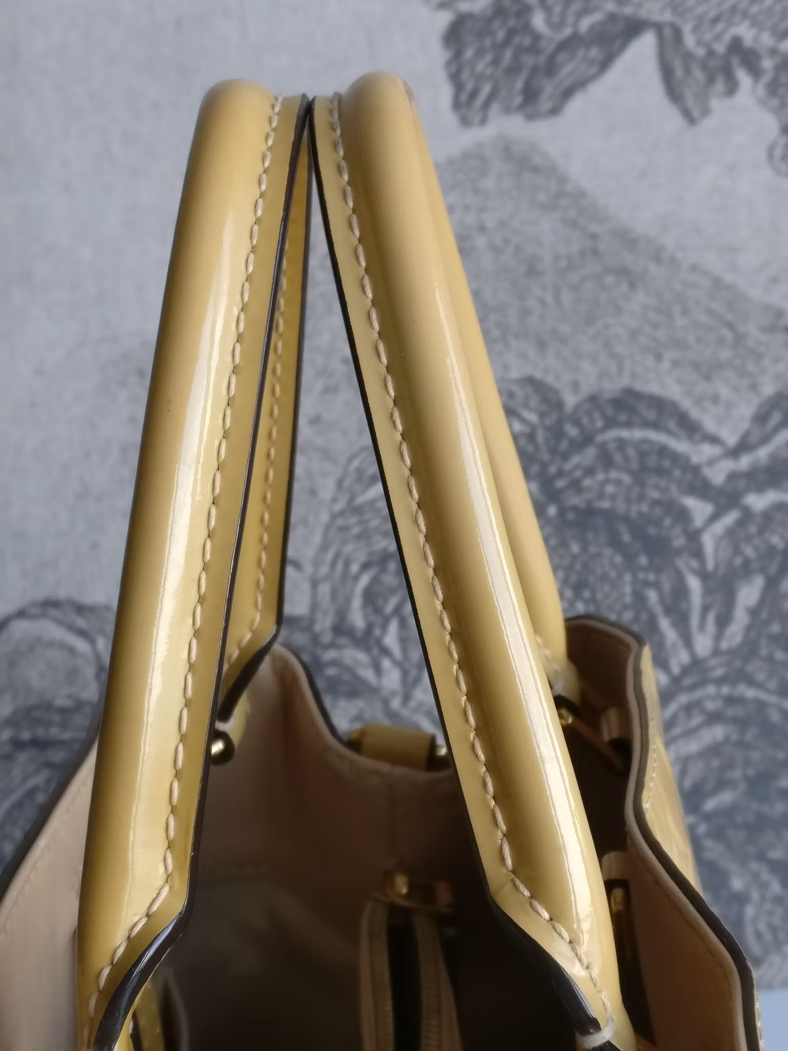 Louis Vuitton Montaigne MM vernis warm beige
