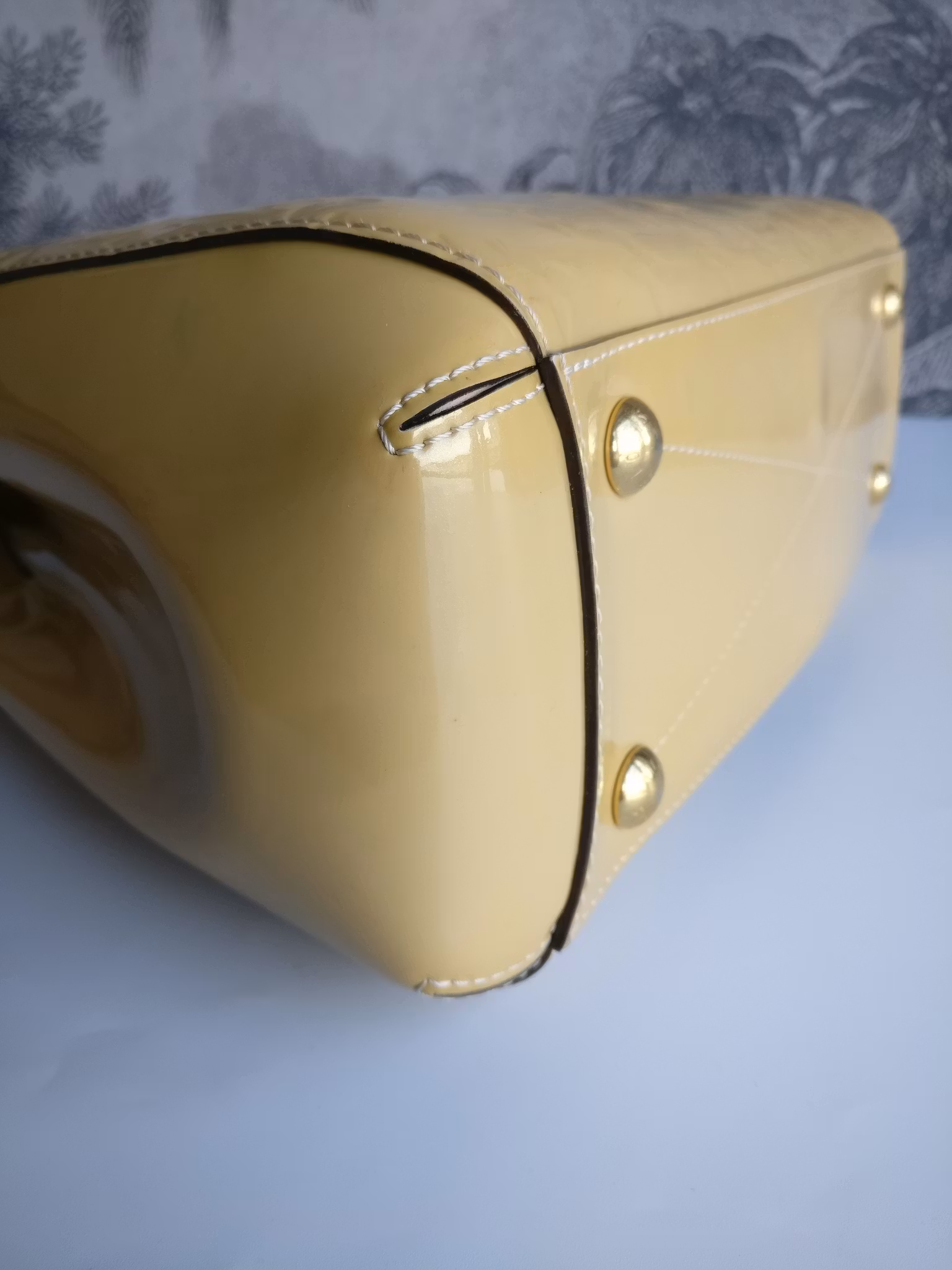 Louis Vuitton Montaigne MM vernis warm beige