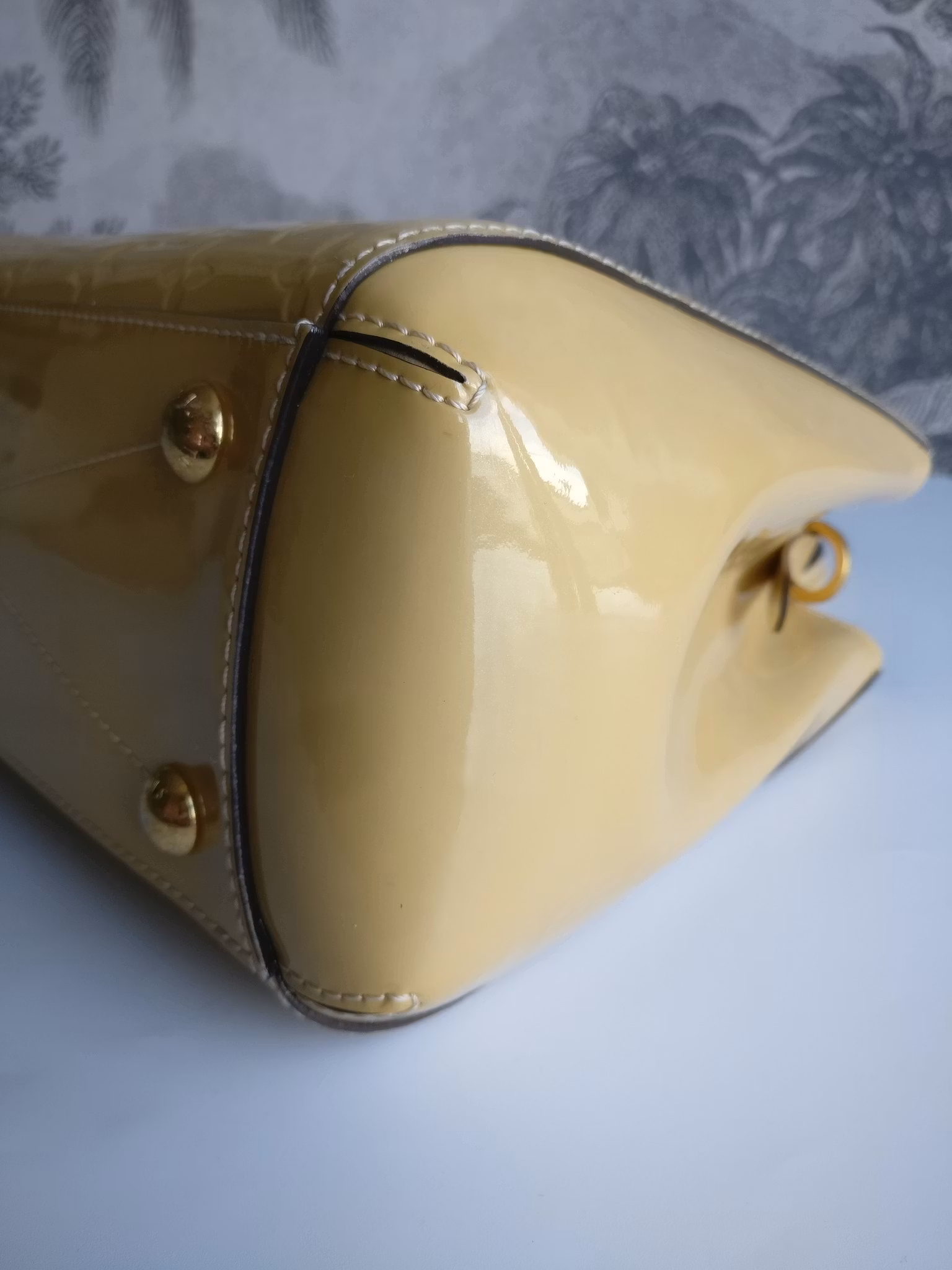 Louis Vuitton Montaigne MM vernis warm beige