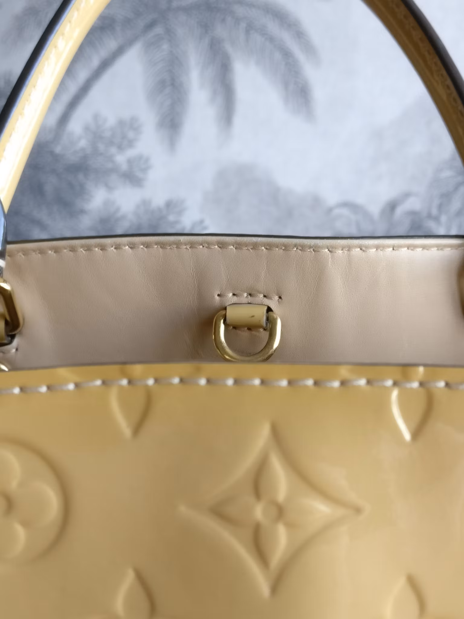 Louis Vuitton Montaigne MM vernis warm beige