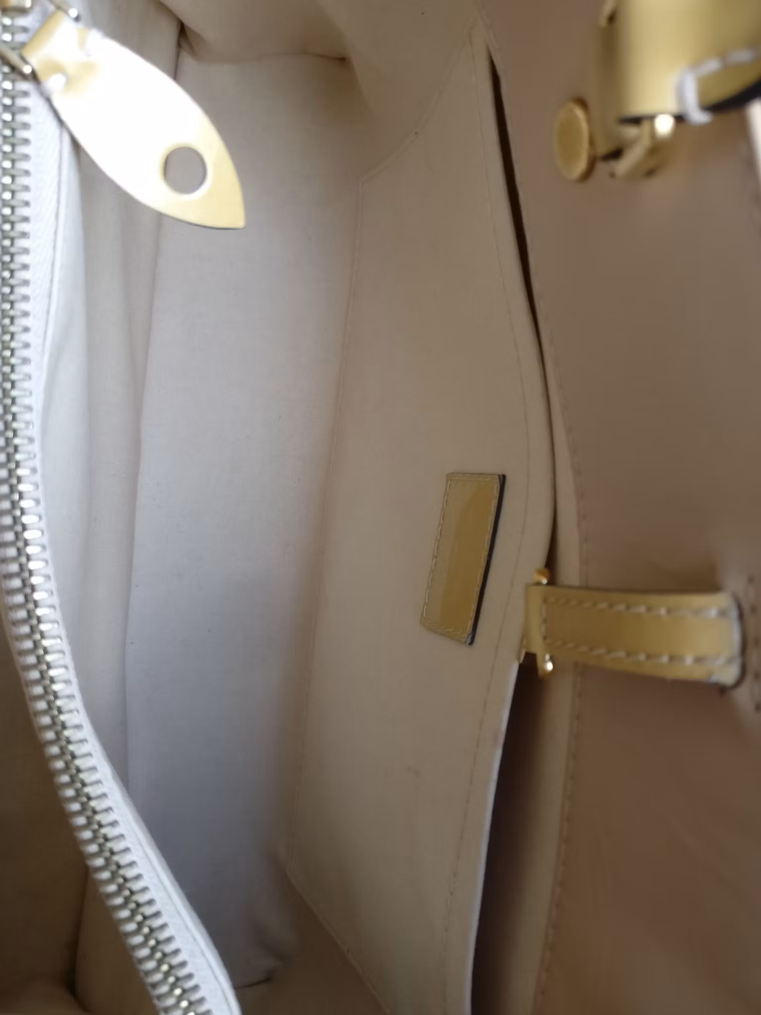 Louis Vuitton Montaigne MM vernis warm beige