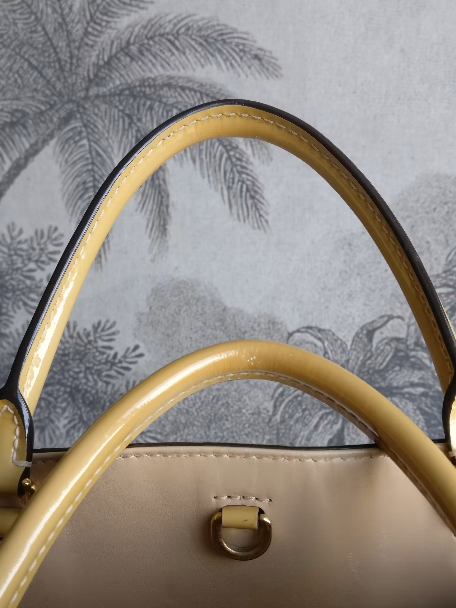 Louis Vuitton Montaigne MM vernis warm beige
