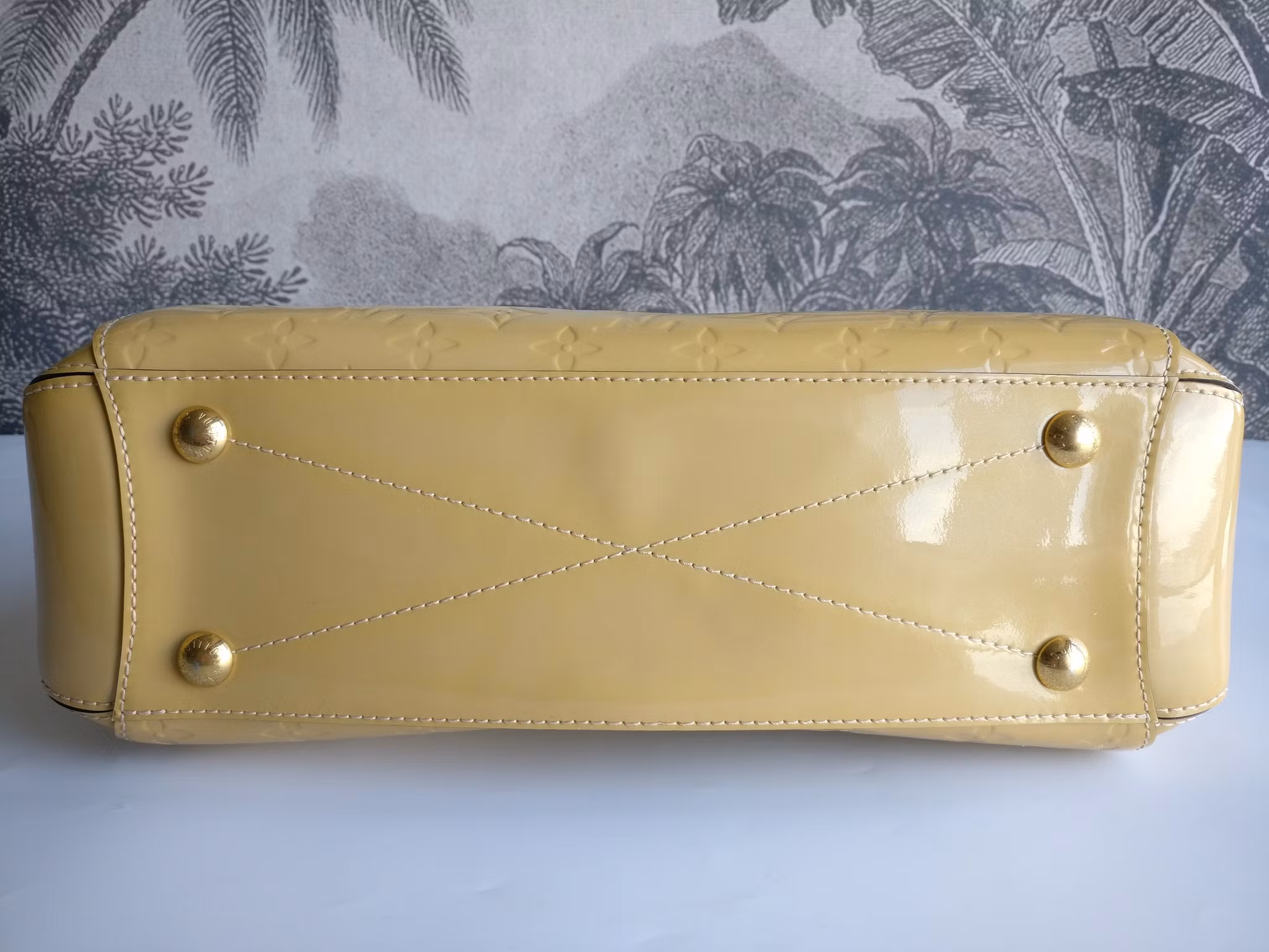 Louis Vuitton Montaigne MM vernis warm beige