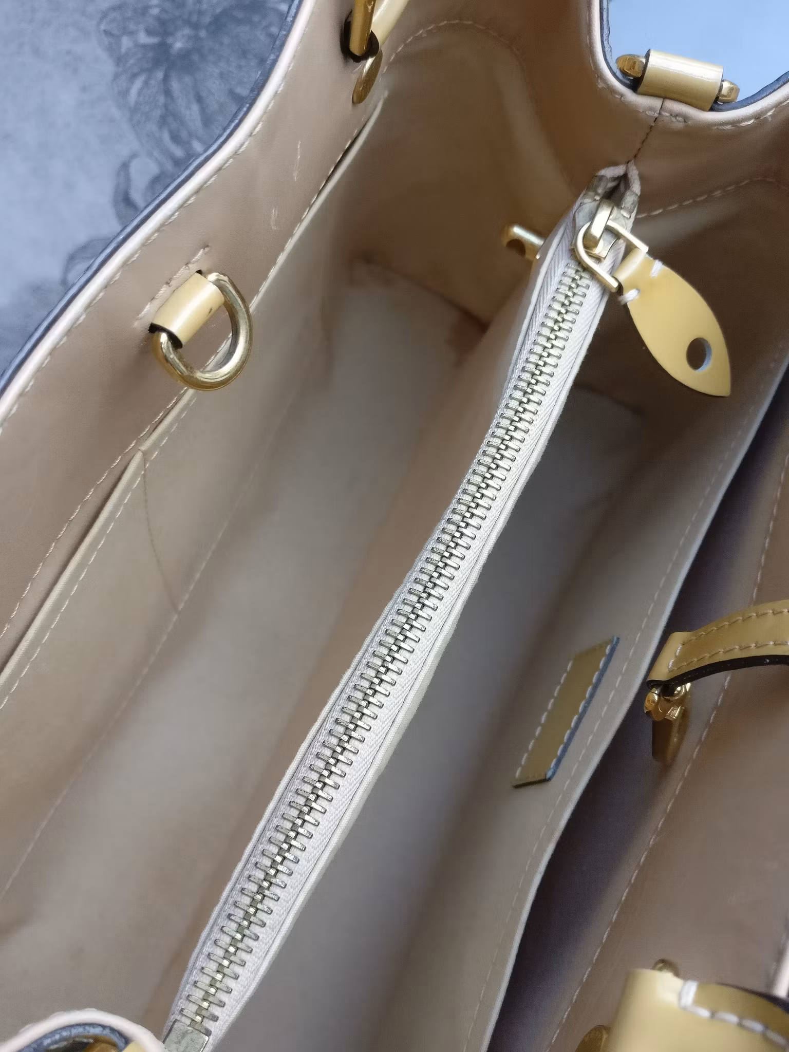 Louis Vuitton Montaigne MM vernis warm beige