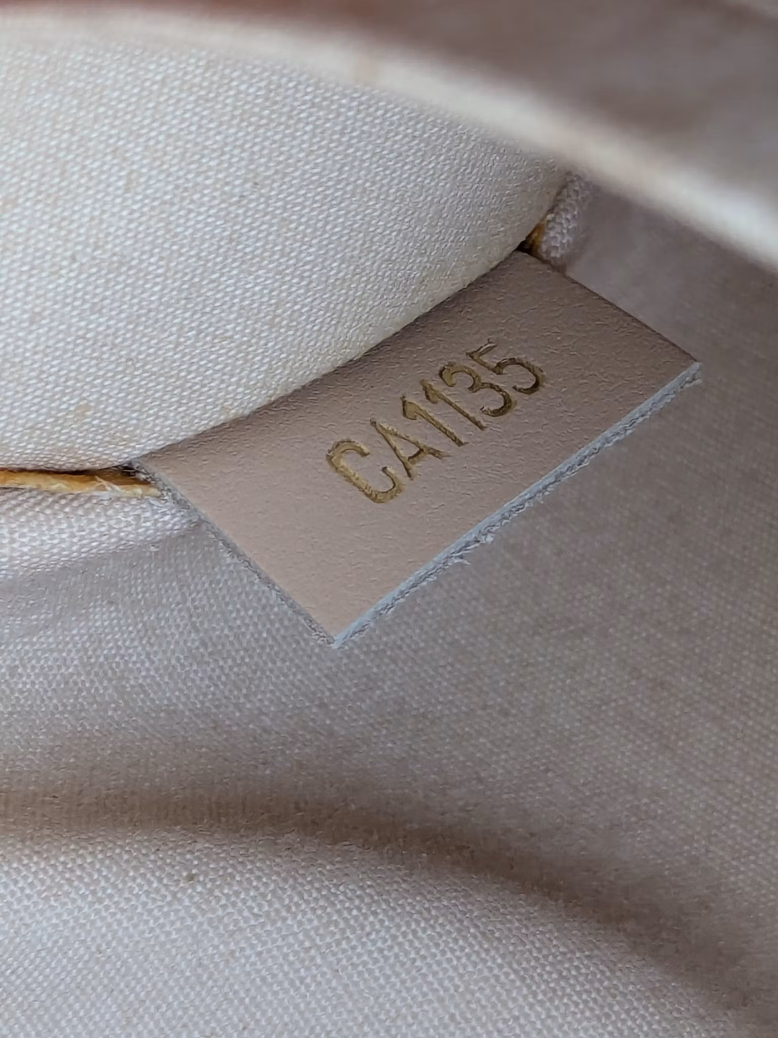 Louis Vuitton Montaigne MM vernis warm beige