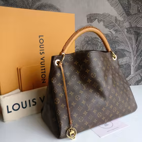 Louis Vuitton Artsy MM monogram