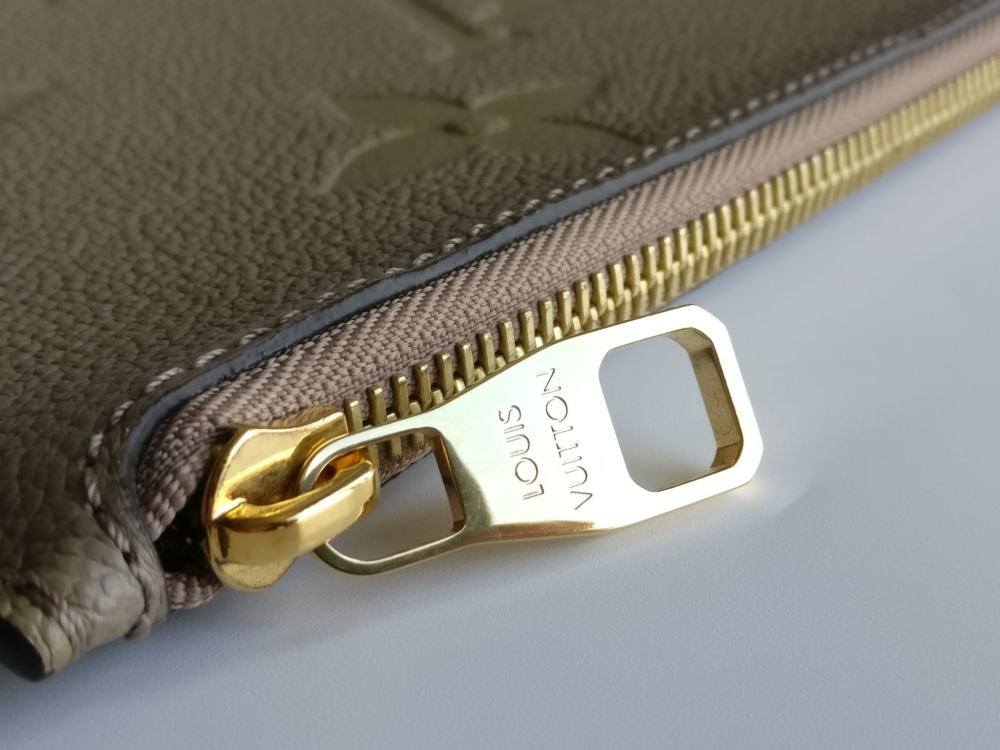 Louis Vuitton Neverfull pochette empreinte Dune