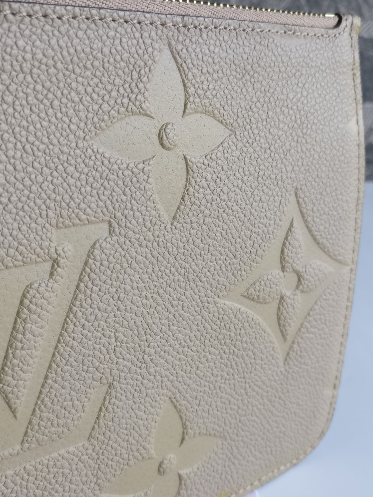Louis Vuitton Neverfull pochette empreinte Dune