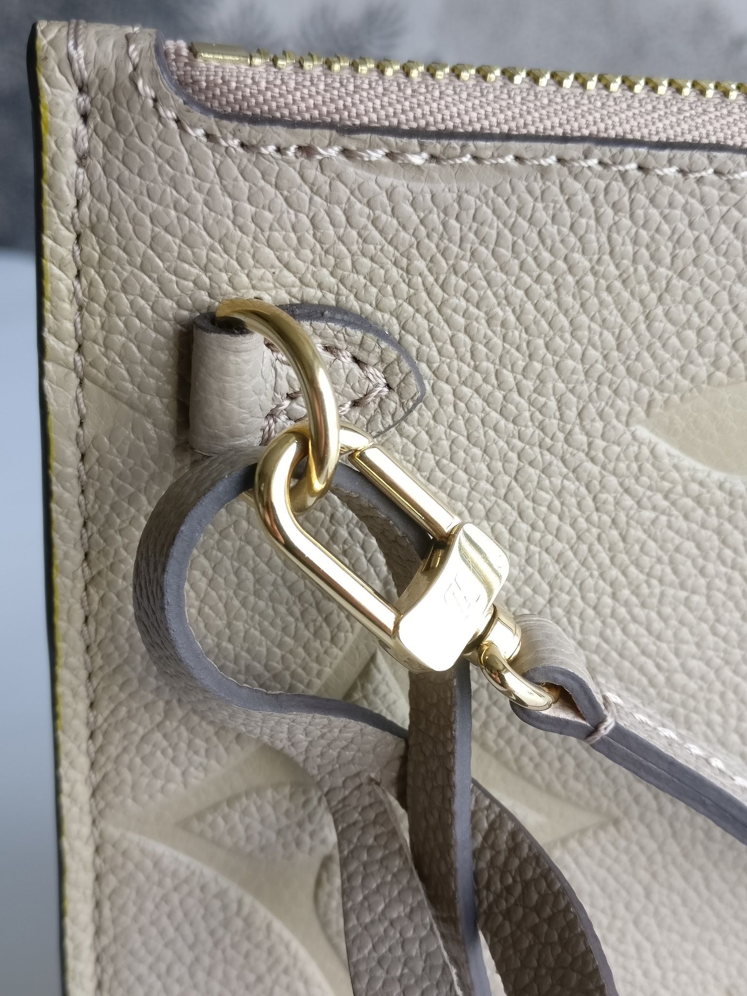 Louis Vuitton Neverfull pochette empreinte Dune