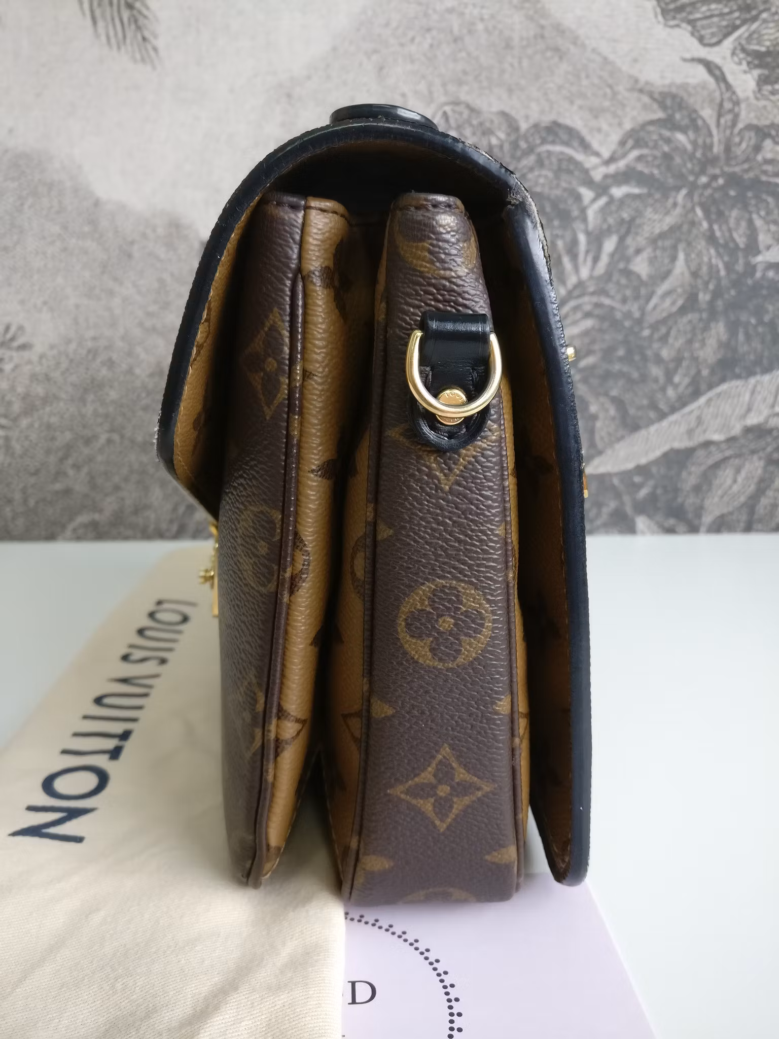 Louis Vuitton Pochette Metis reverse