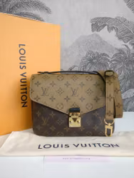 Louis Vuitton Pochette Metis reverse