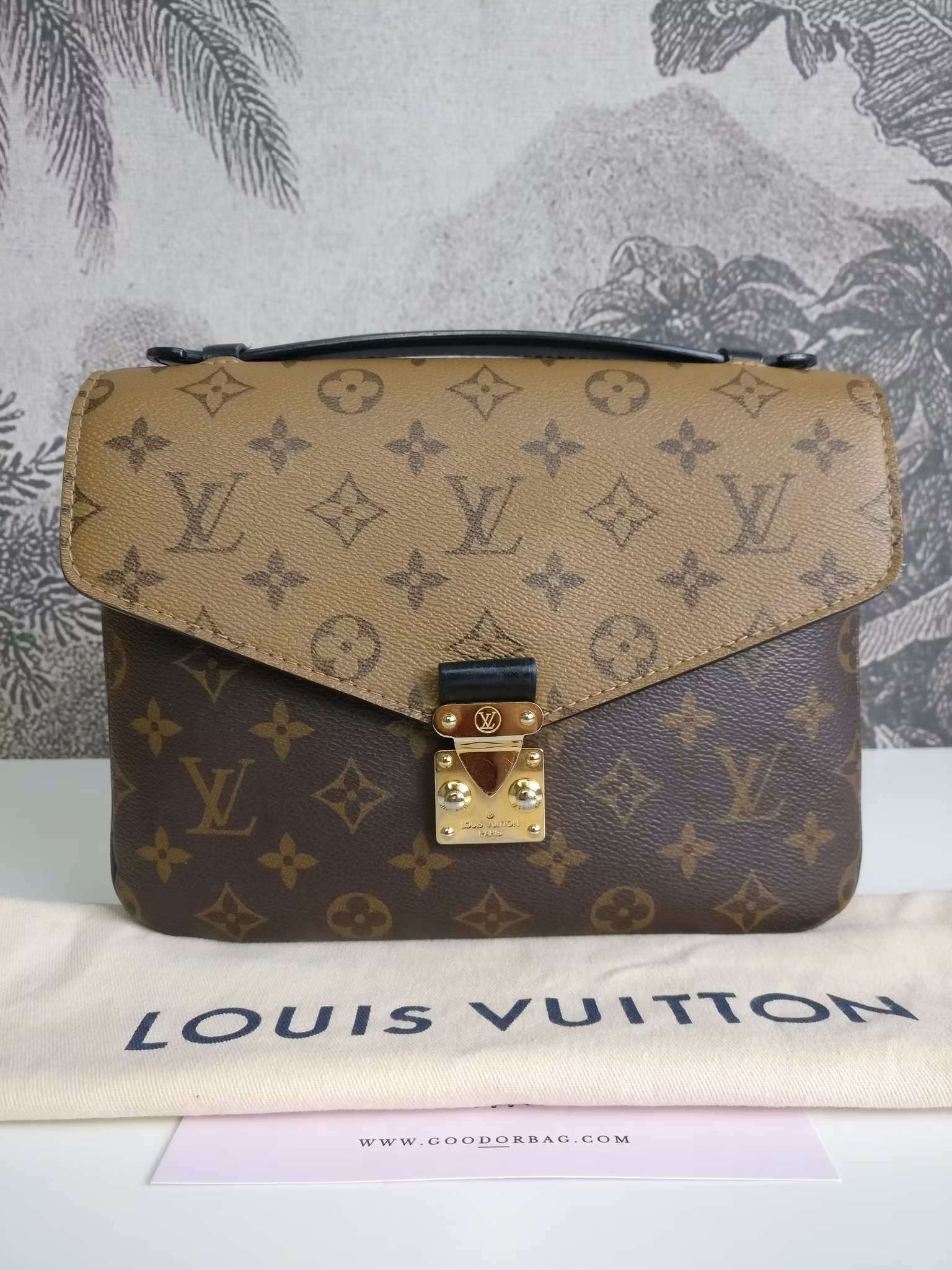 Louis Vuitton Pochette Metis reverse