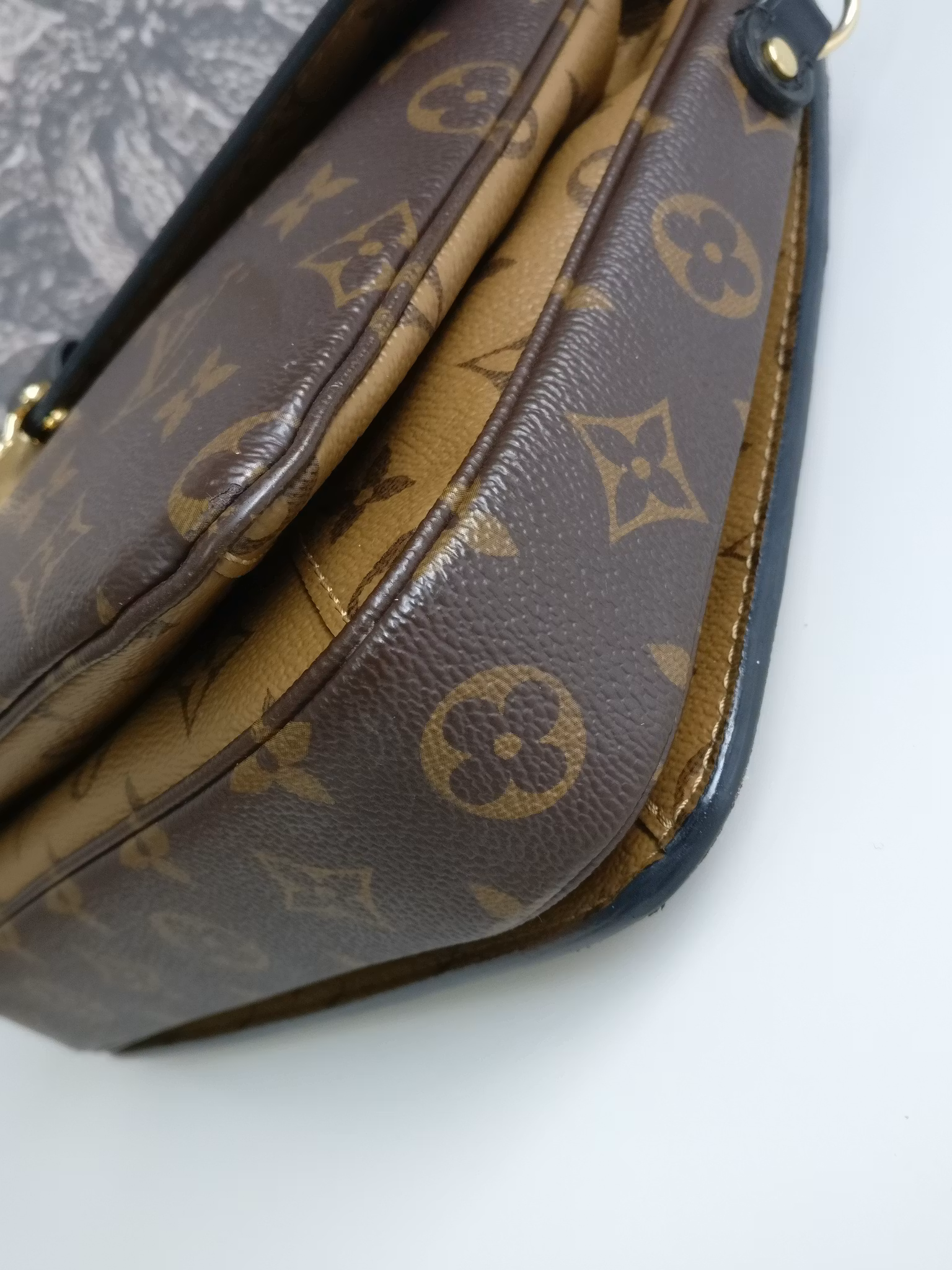 Louis Vuitton Pochette Metis reverse