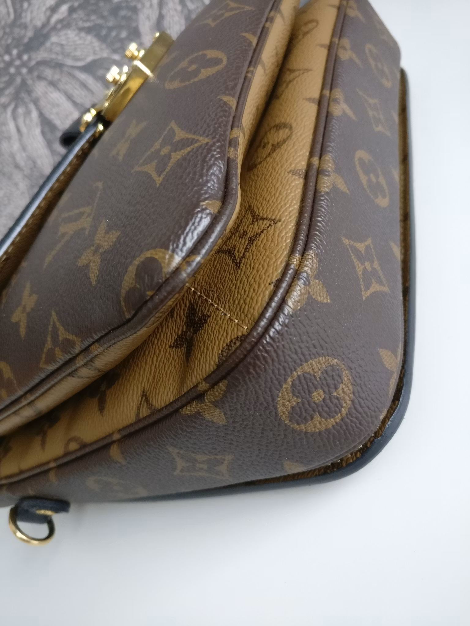 Louis Vuitton Pochette Metis reverse
