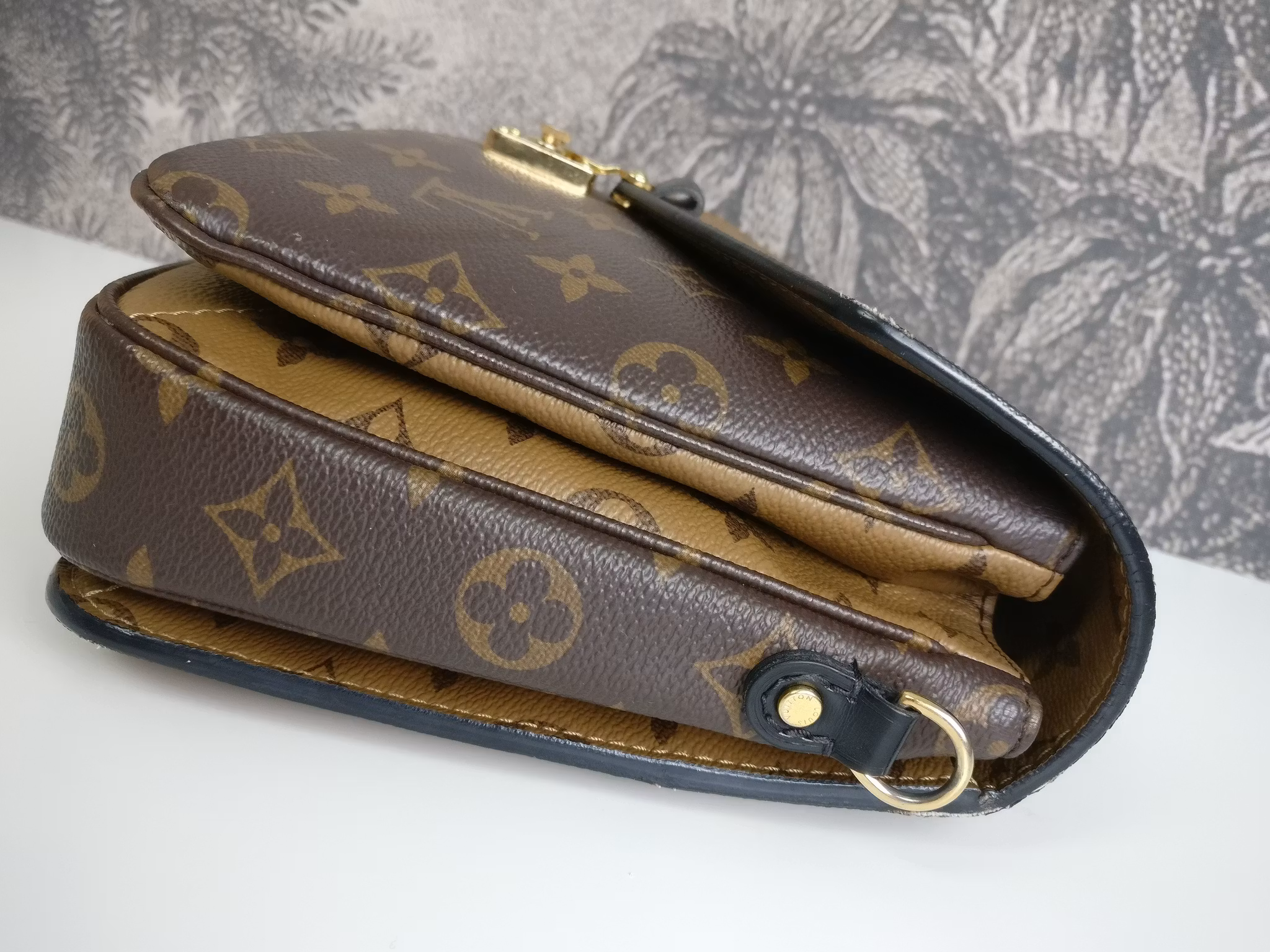 Louis Vuitton Pochette Metis reverse