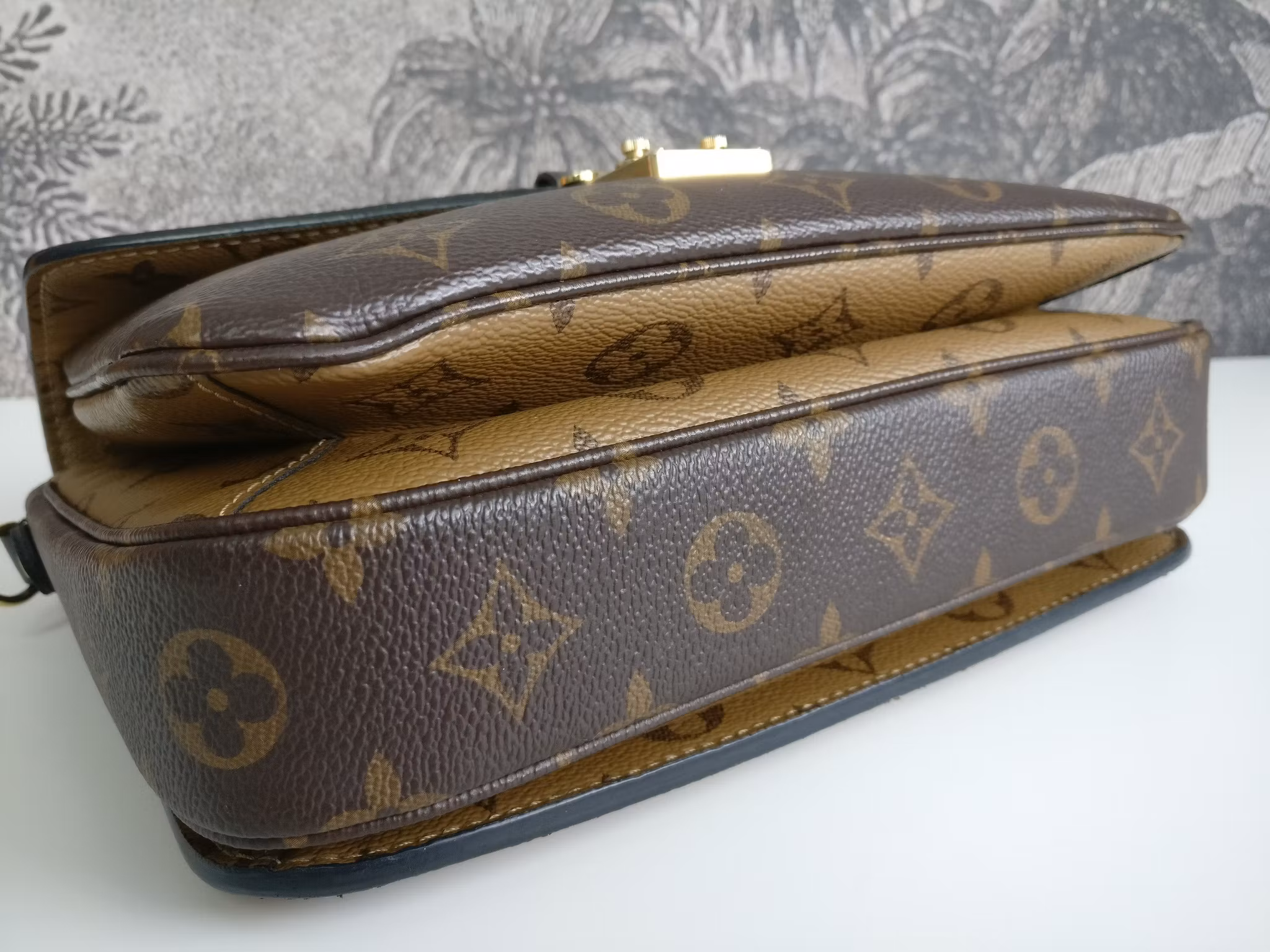 Louis Vuitton Pochette Metis reverse