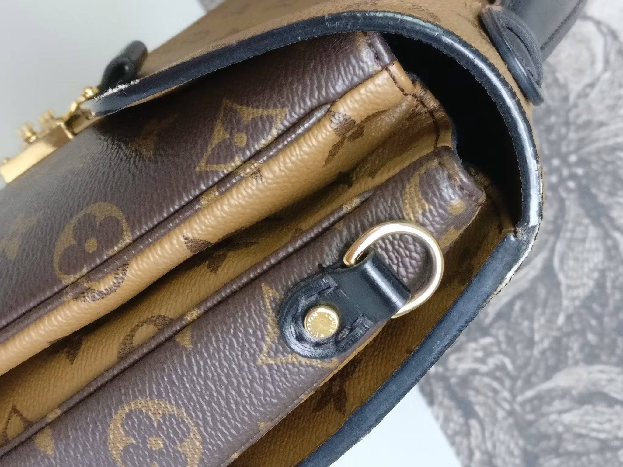 Louis Vuitton Pochette Metis reverse