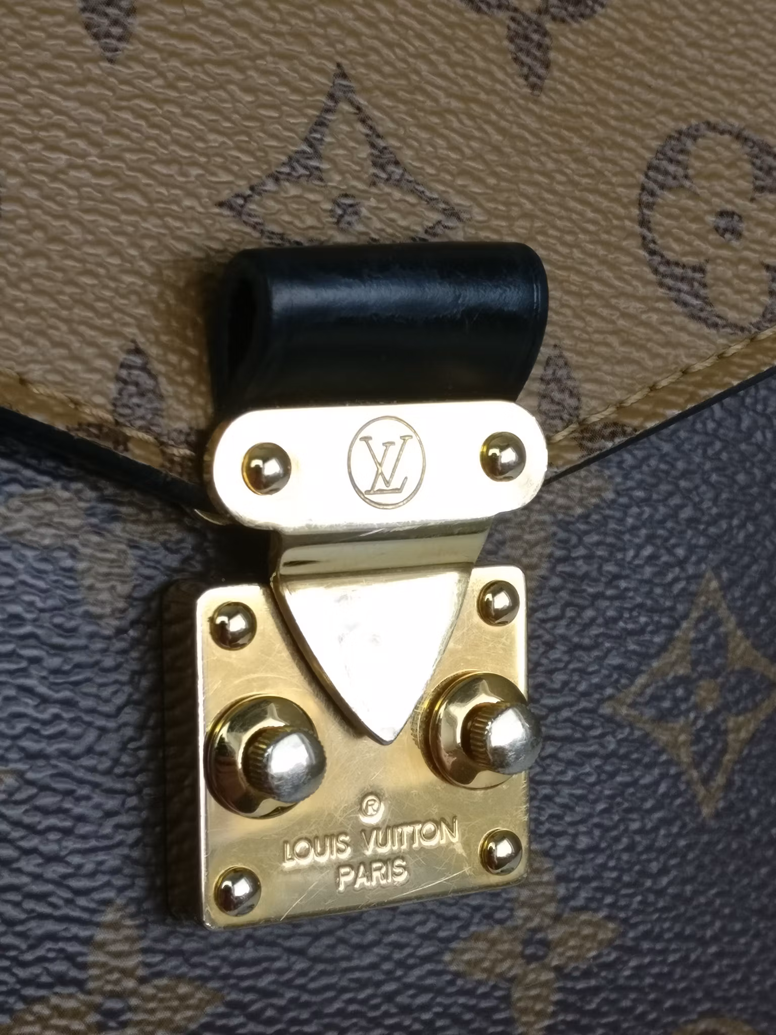 Louis Vuitton Pochette Metis reverse
