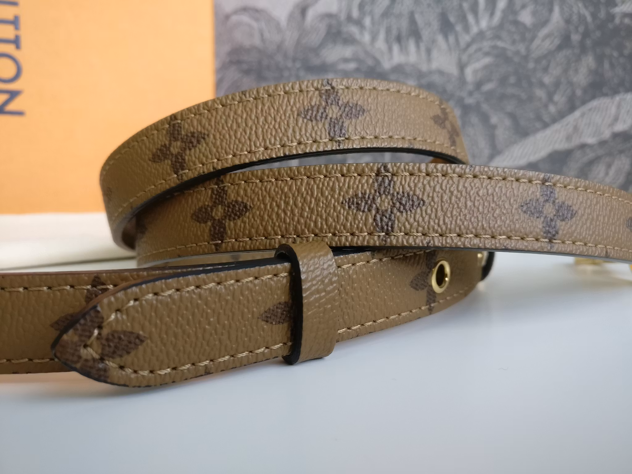Louis Vuitton Pochette Metis reverse