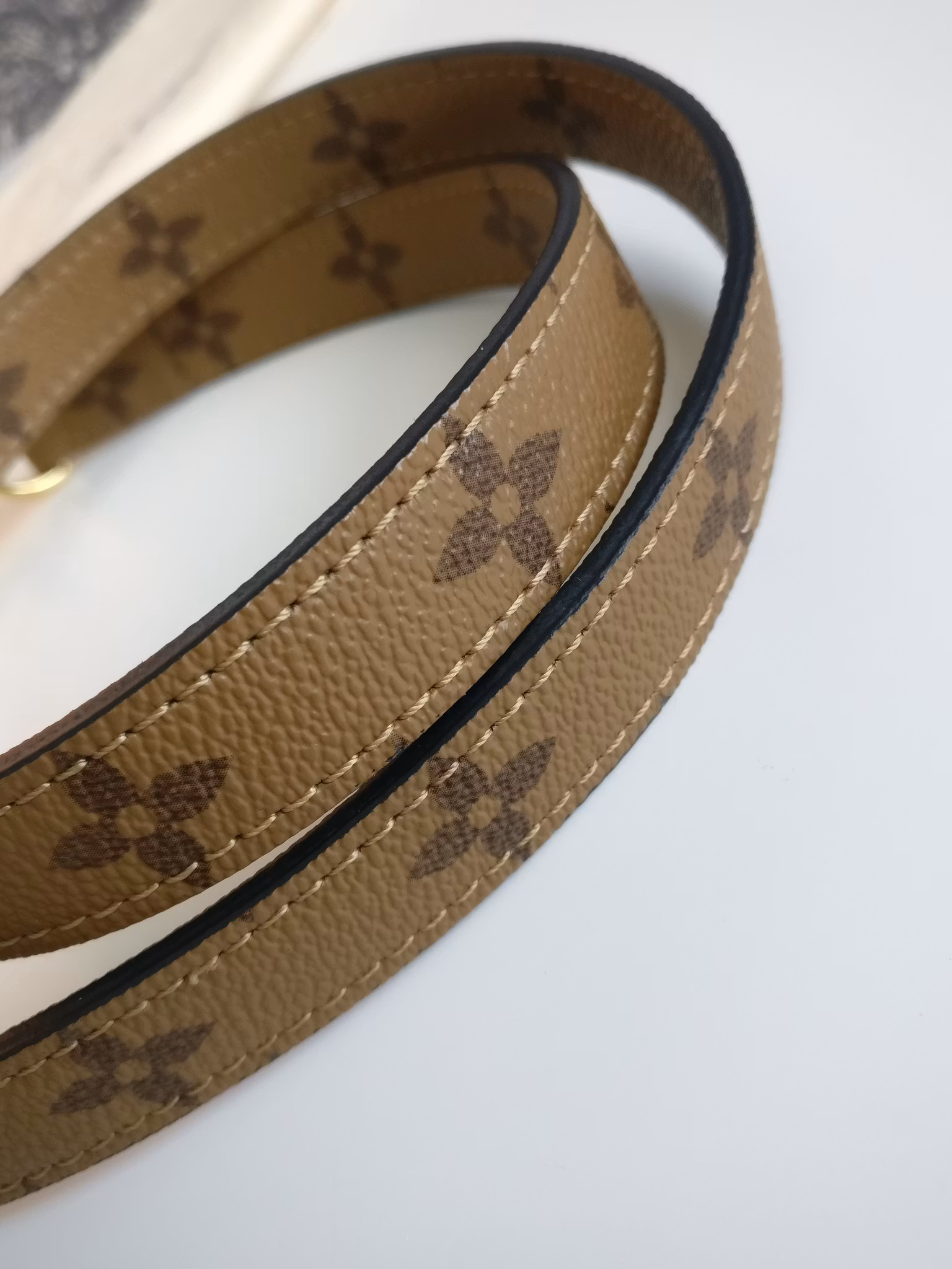 Louis Vuitton Pochette Metis reverse