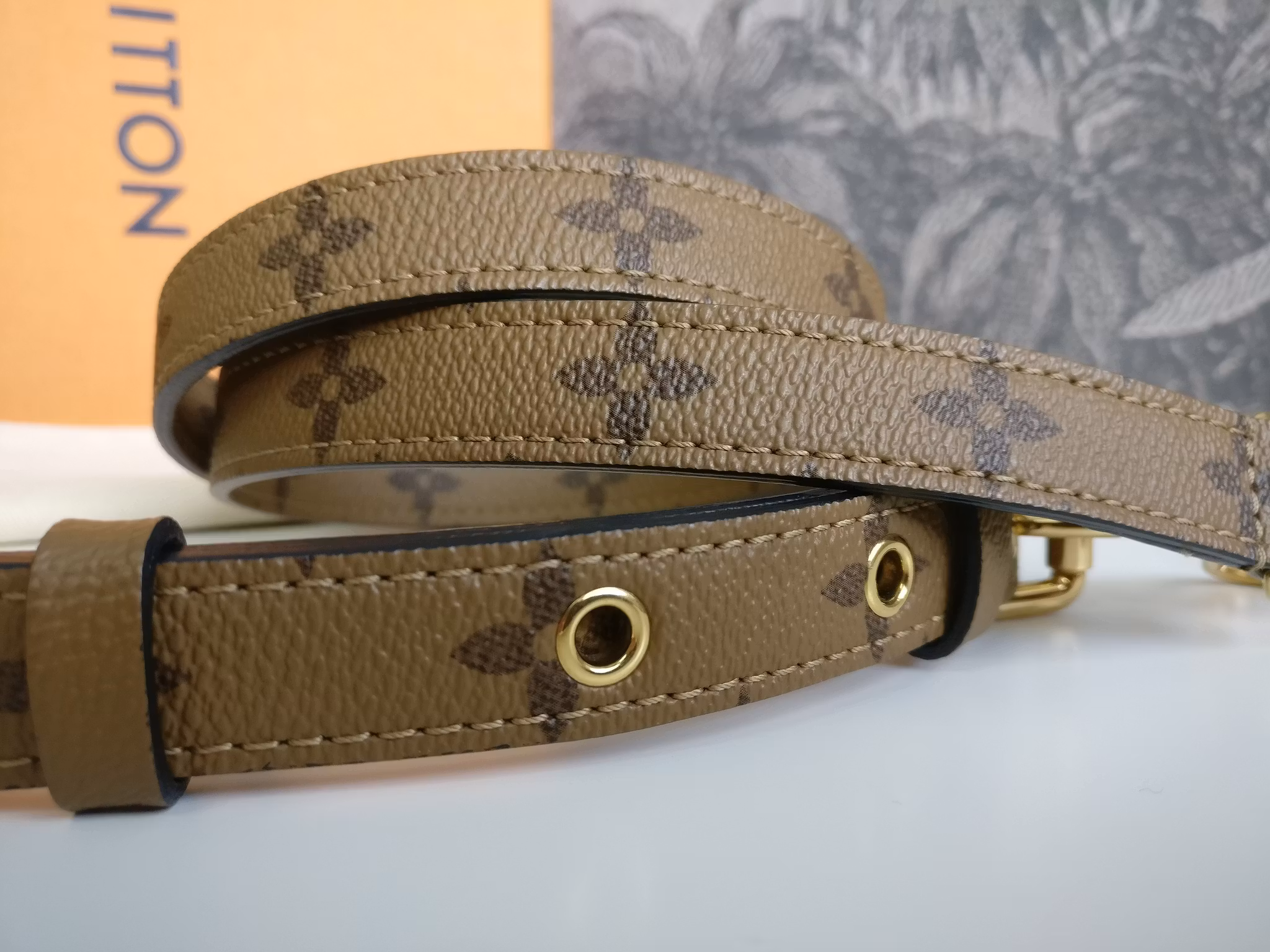 Louis Vuitton Pochette Metis reverse