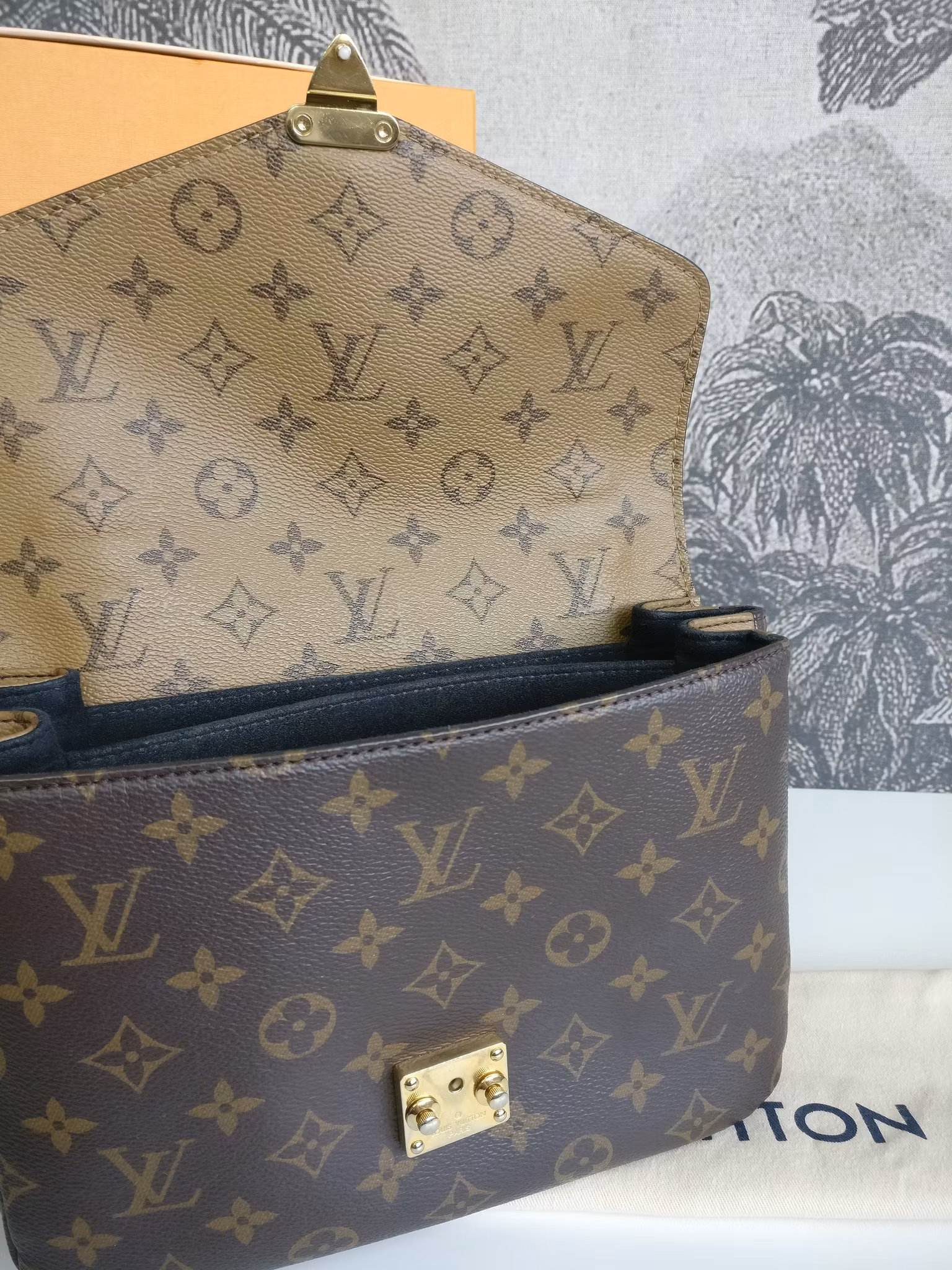 Louis Vuitton Pochette Metis reverse
