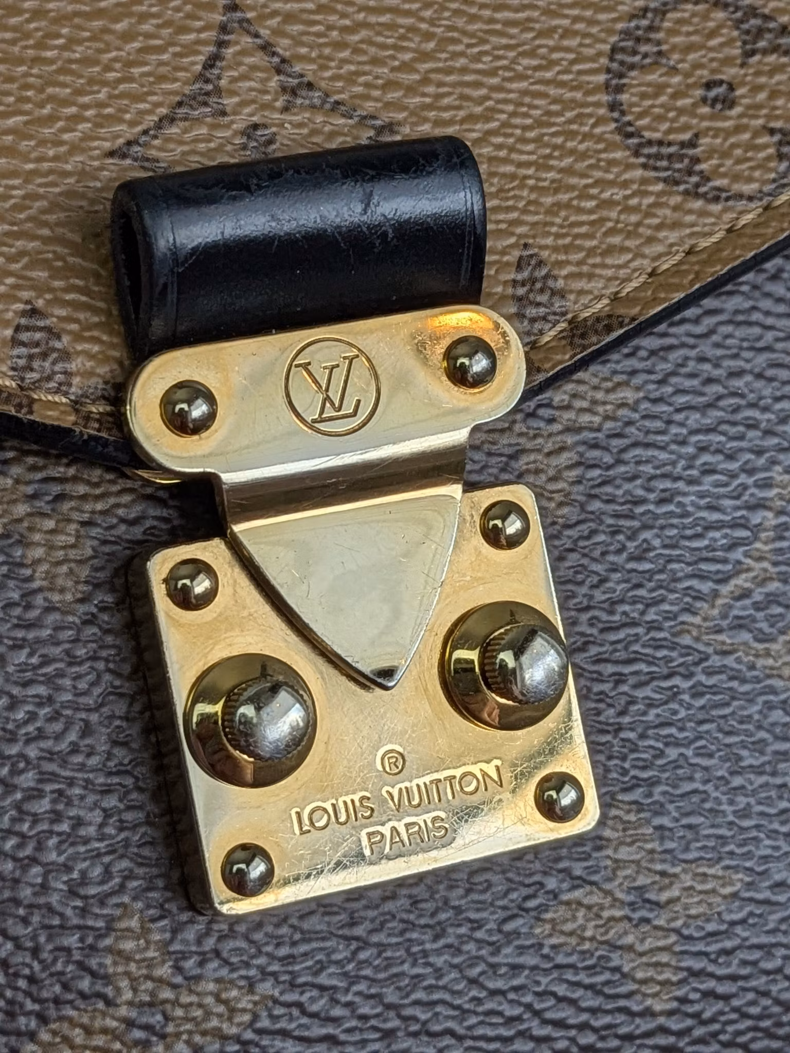 Louis Vuitton Pochette Metis reverse