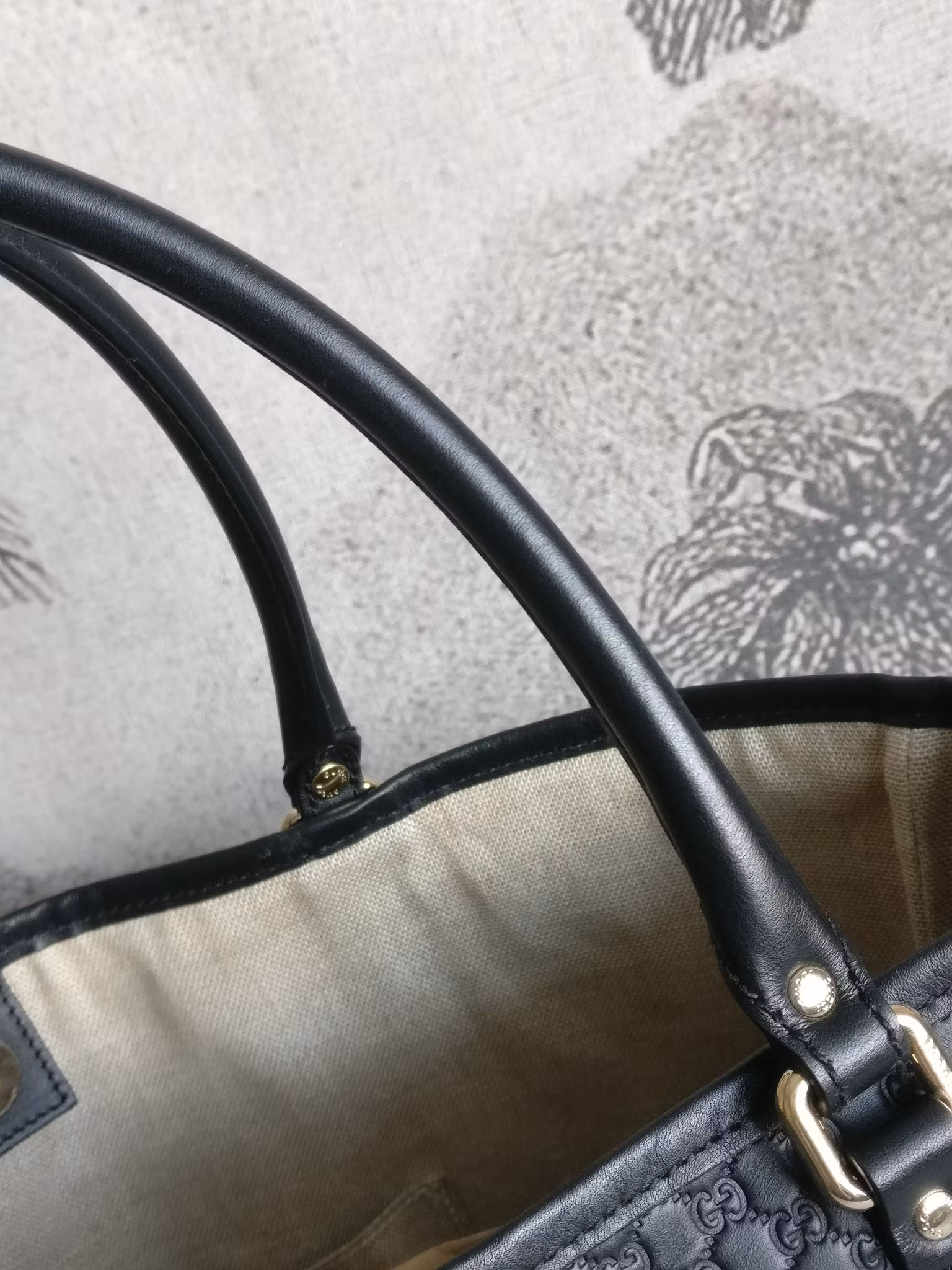 Gucci Microguccissima leather tote