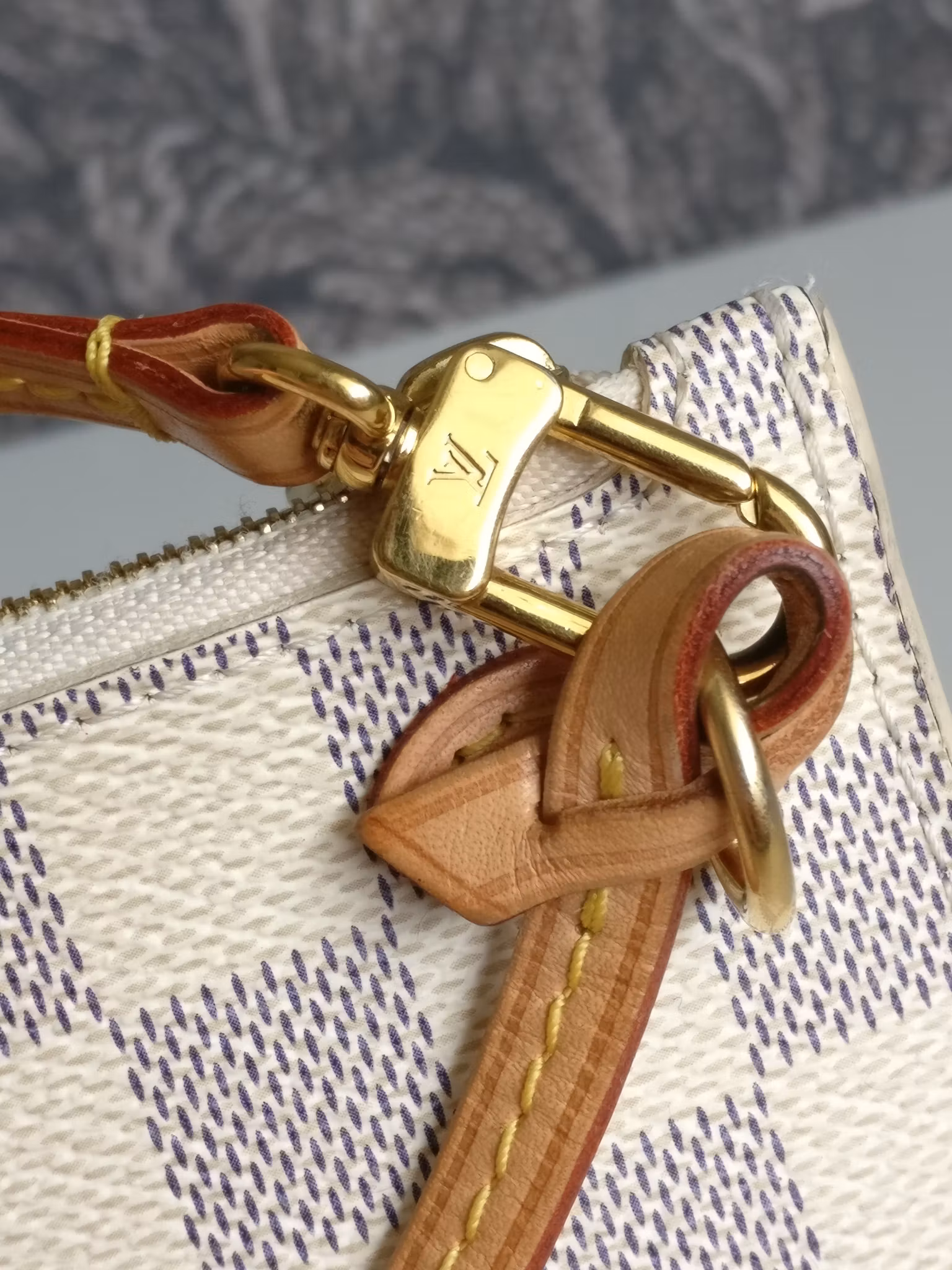 Louis Vuitton Neverfull MM/GM clutch