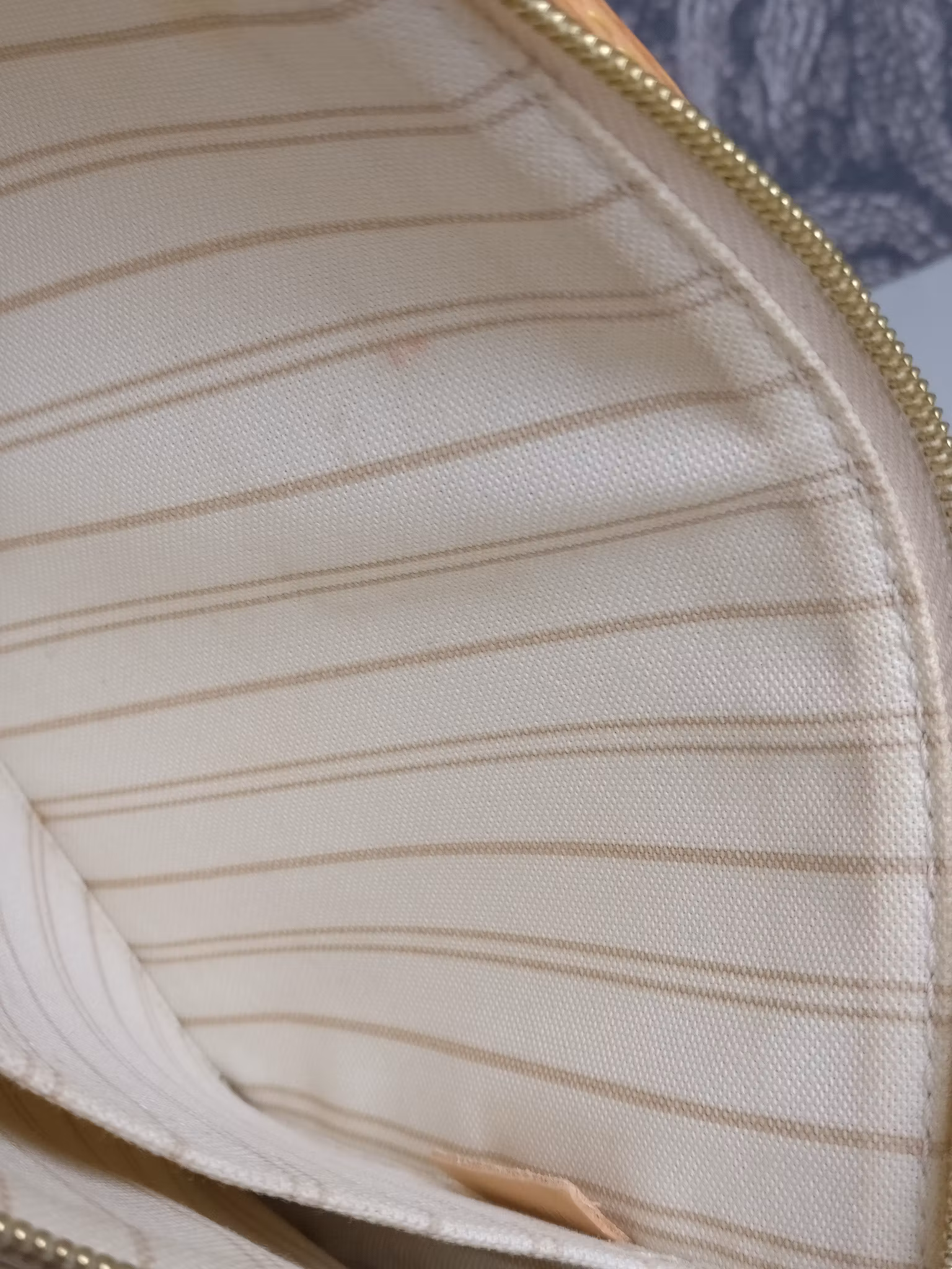 Louis Vuitton Neverfull MM/GM clutch