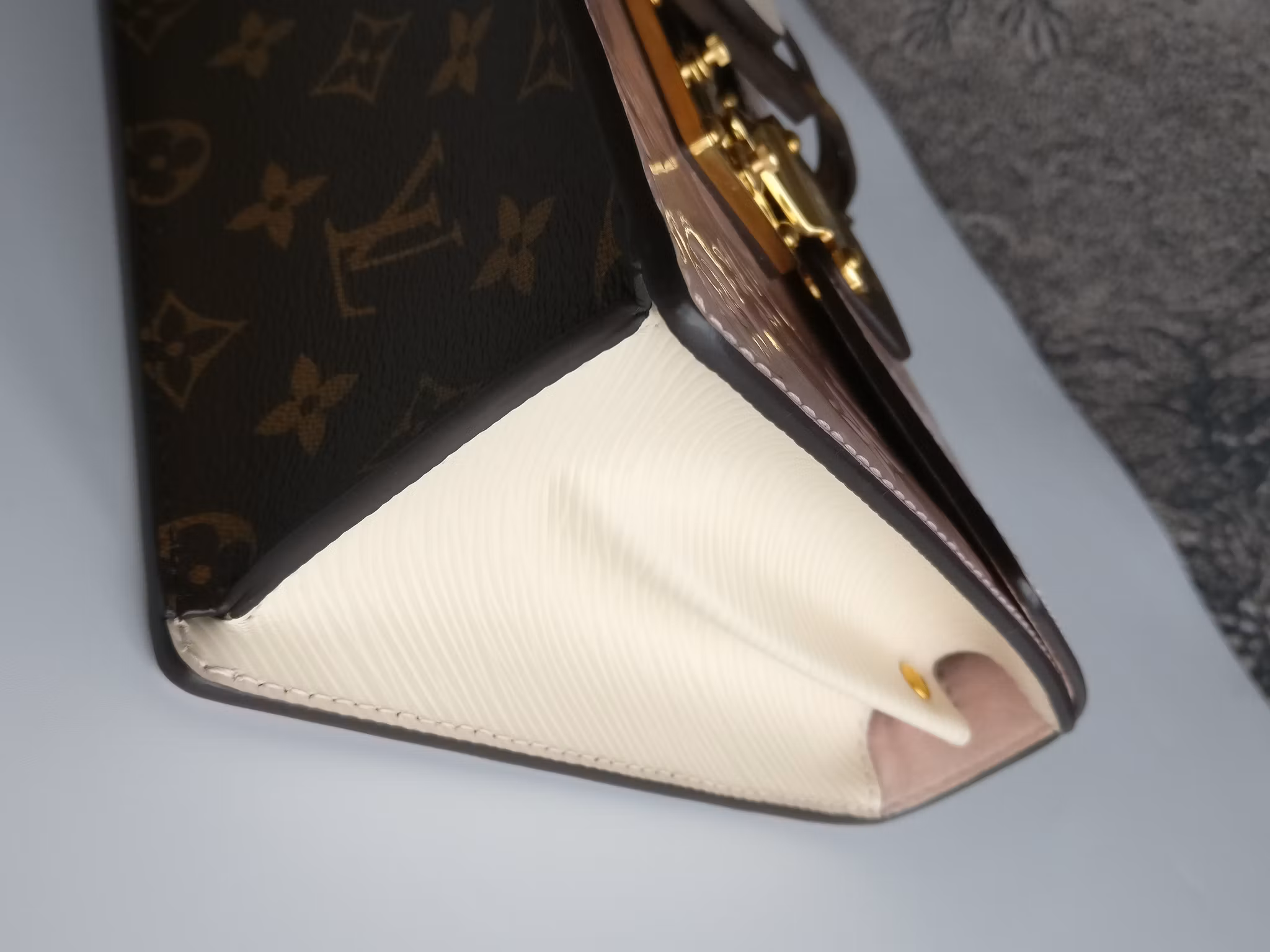 Louis Vuitton Spring Street Vernis NM pink