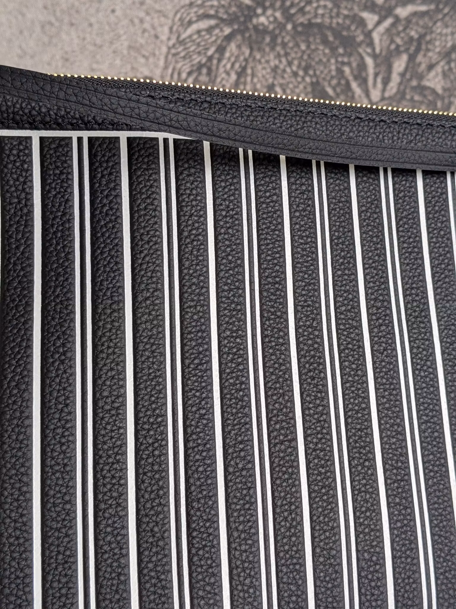 Louis Vuitton pochette Neverfull Inside Out noir