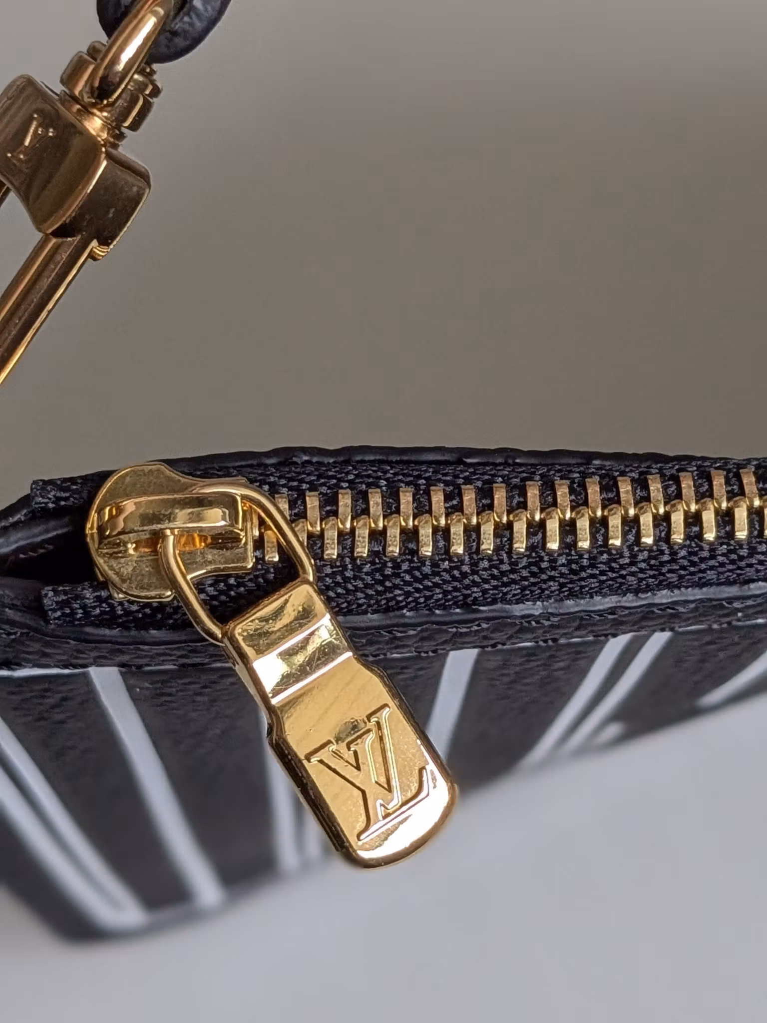 Louis Vuitton pochette Neverfull Inside Out noir