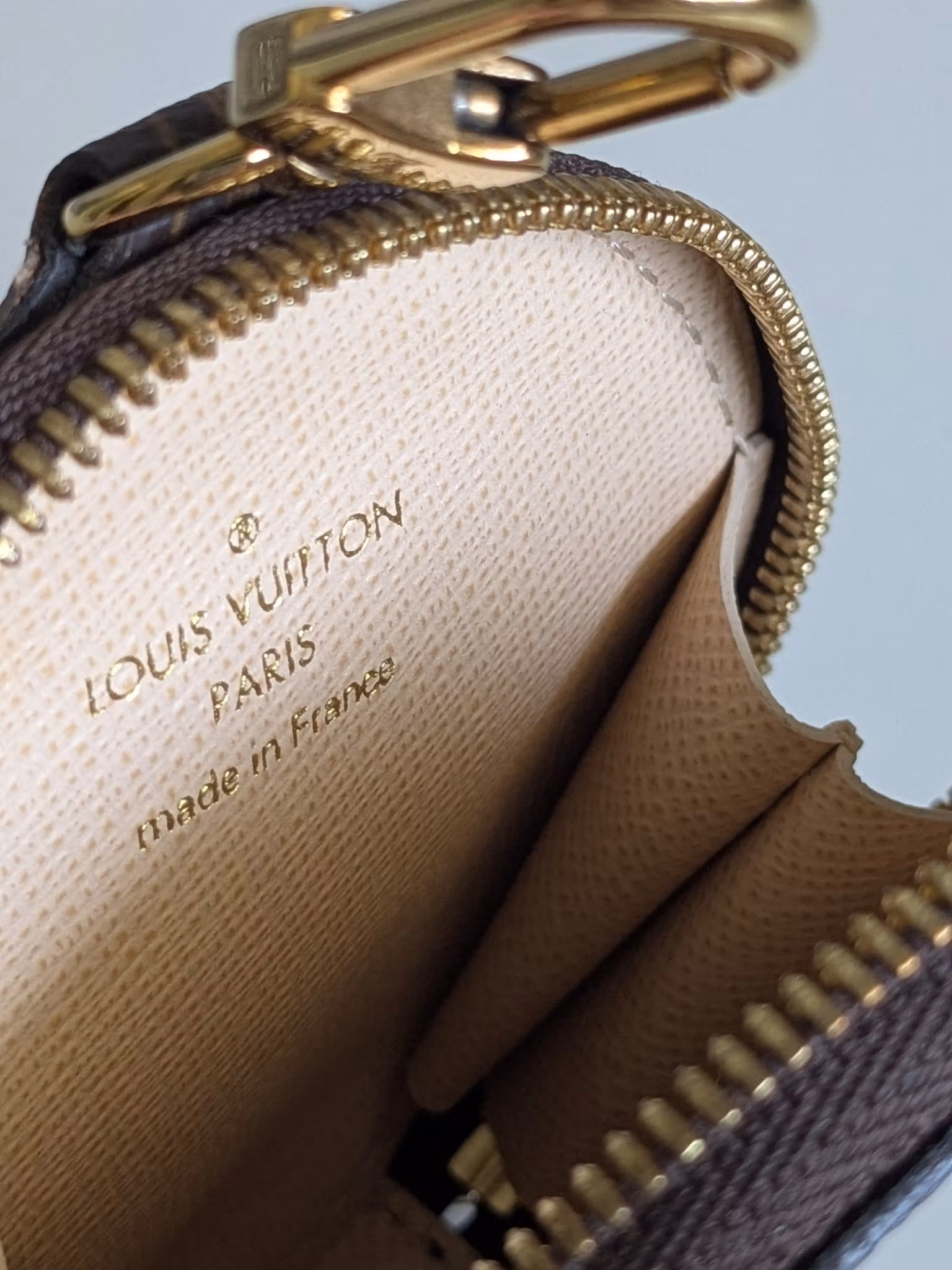 Louis Vuitton Round coin purse