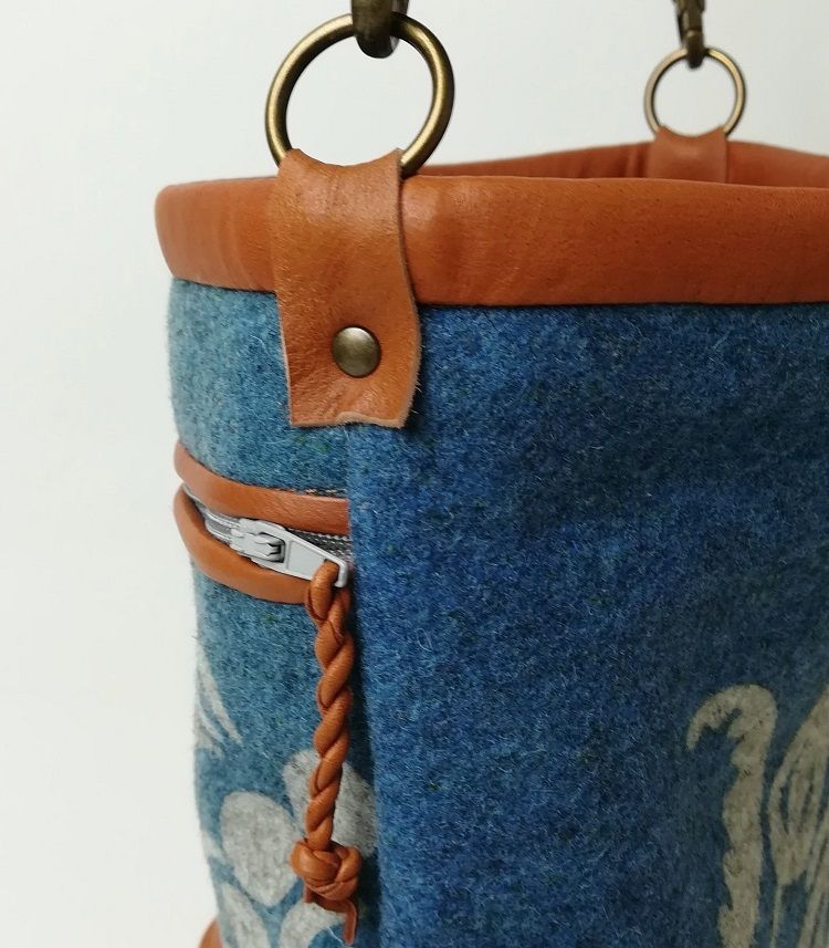 Detalj, axelväska ”Gustaf” i handtryckt ull och naturgarvat renskinn.  Design och tillverkning Gunnel Tjäder