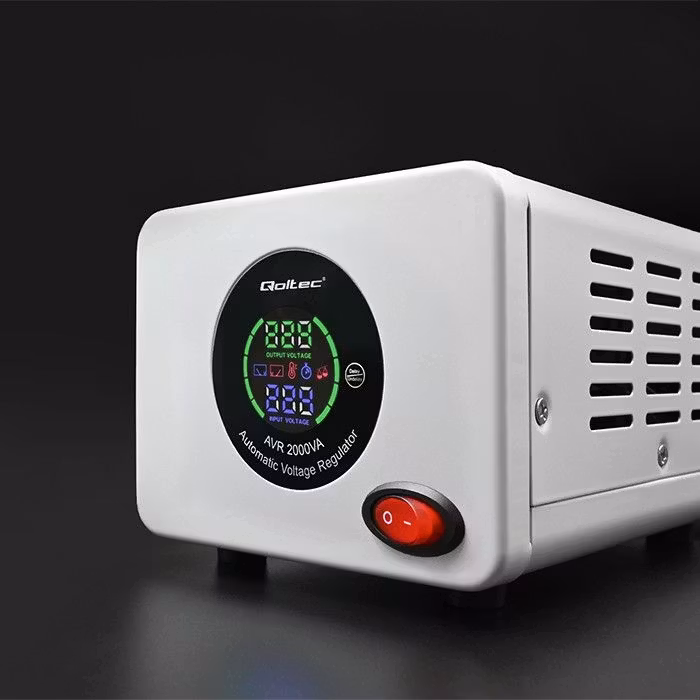 Qoltec Automatisk Spänningsstabilisator AVR 2000VA