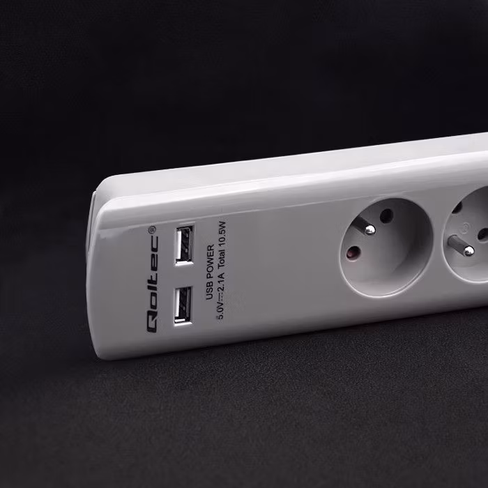 Qoltec överspänningsskydd | 4 uttag | 2 x USB | 1,8m | Grå