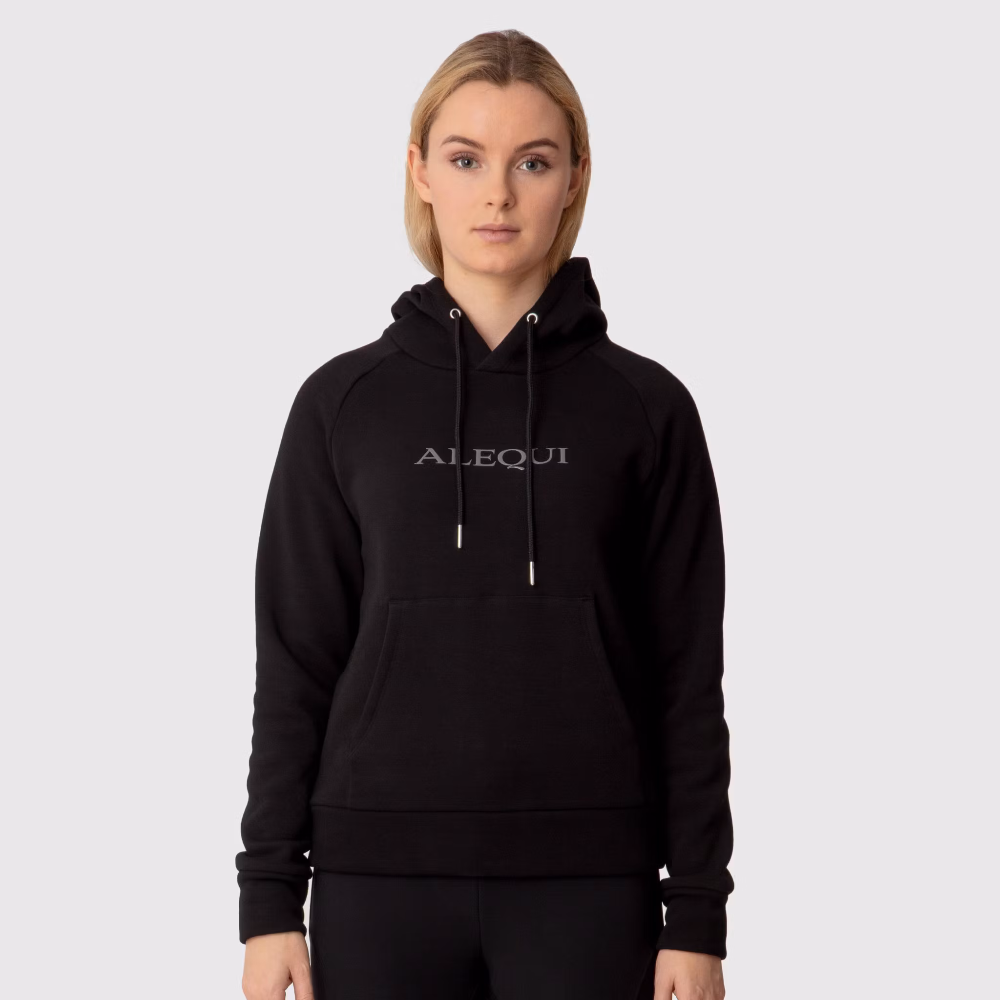 Hoodie NOVA är gjord av en extra mjuk bomullsblandning som passar perfekt när du vill hålla dig varm både inne och ute. NOVA har en tight passform som funkar perfekt under en stalljacka men även preci
